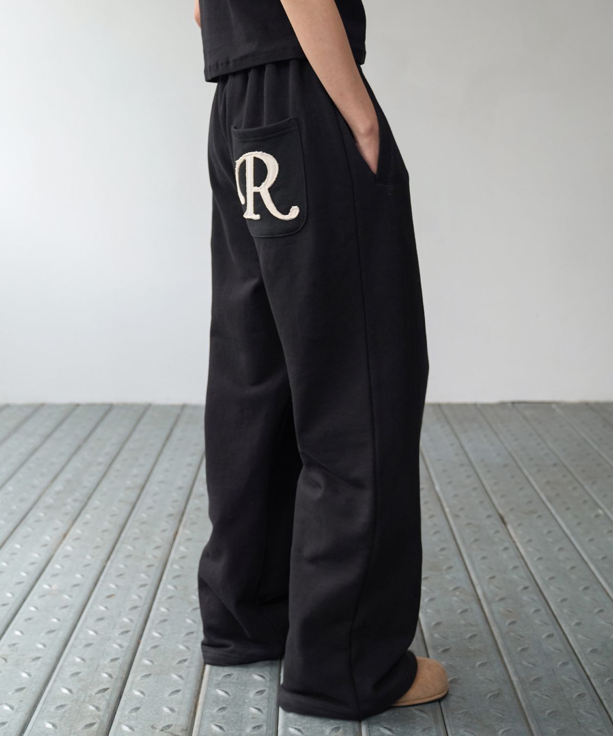 락케이크(ROCKCAKE) Applique R Pocket Jogger - Black