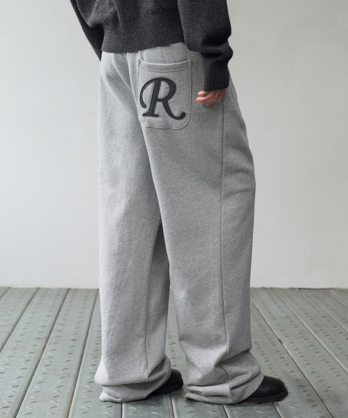 락케이크(ROCKCAKE) Applique R Pocket Jogger - Gray