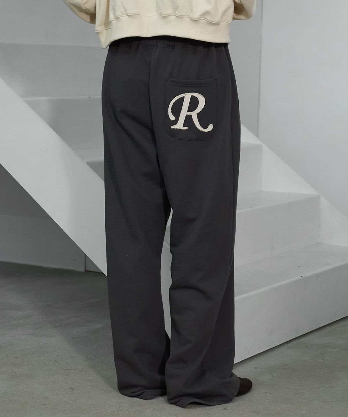 락케이크(ROCKCAKE) Applique R Pocket Jogger - Charcoal