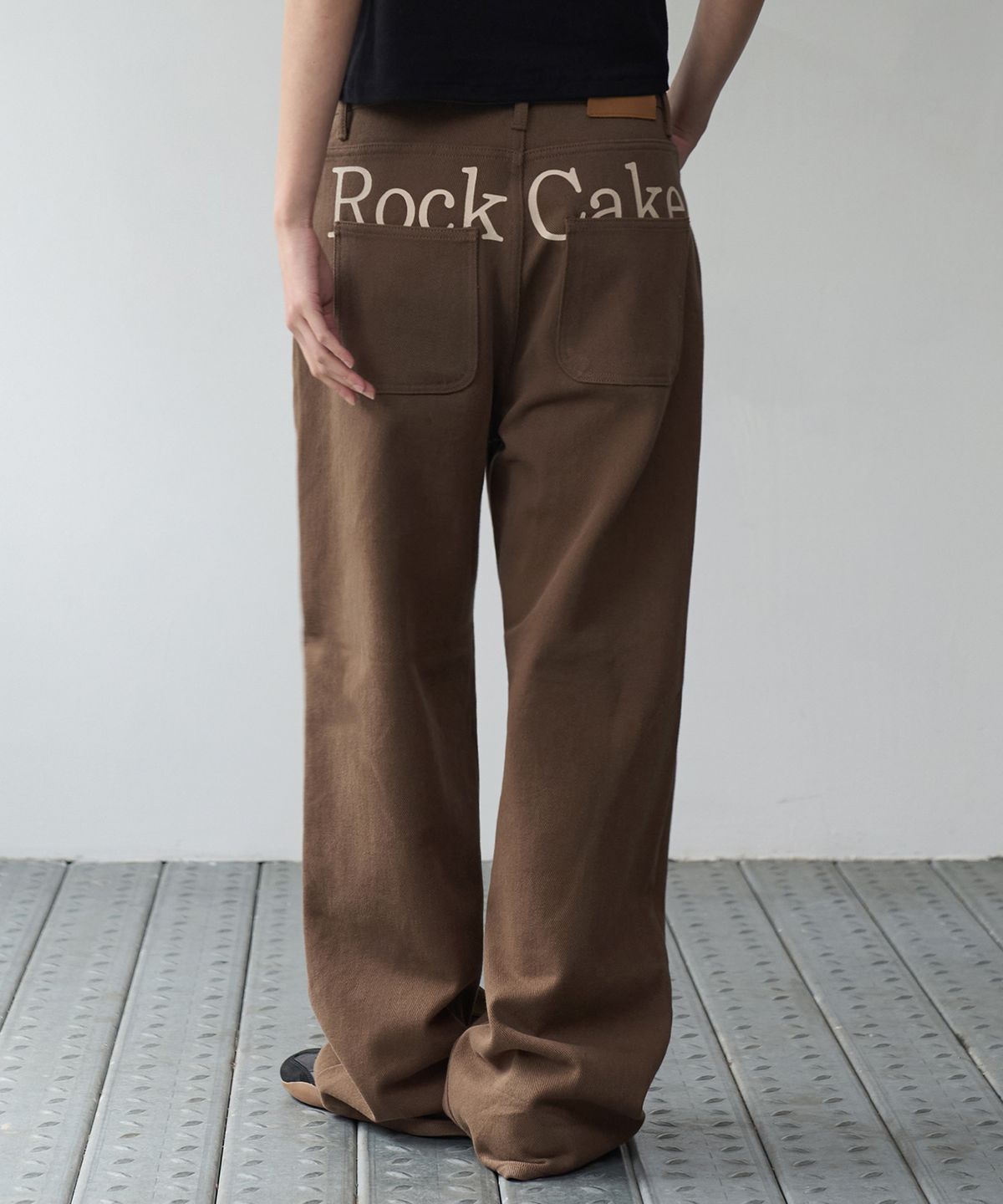 락케이크(ROCKCAKE) Lettering Hide Pants - Brown