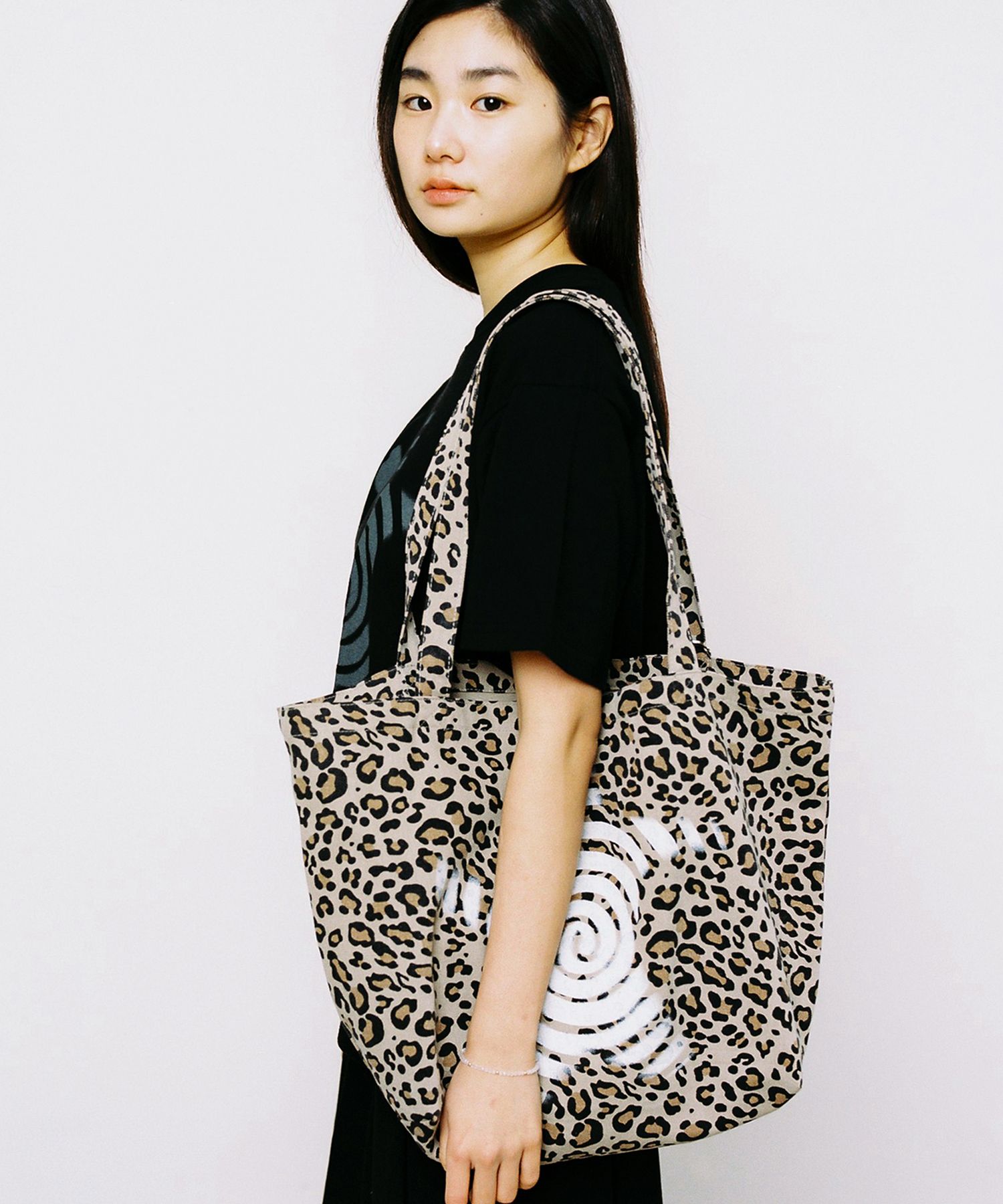 ●WEBHOUSE● 25SS TWISTER STAR TOTE BAG WEBHOUSE Twister Star Tote Bag - Dot Black | International Store