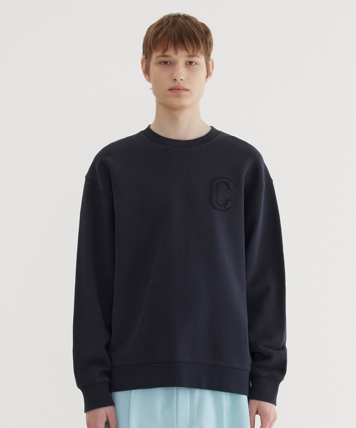 커버낫(COVERNAT) C 로고 다잉 맨투맨 Dark Navy