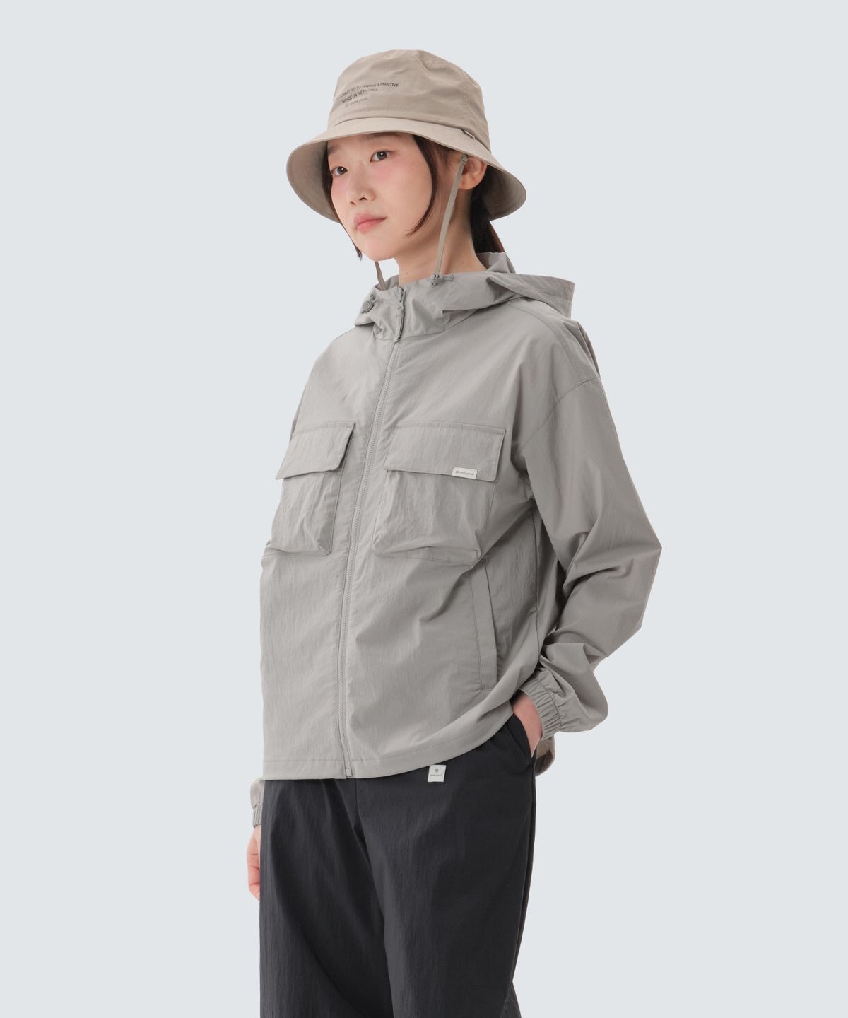 스노우피크 어패럴(SNOWPEAK APPAREL) 루트 여성 포켓 바람막이 (S25MWRWB61) Fog Gray