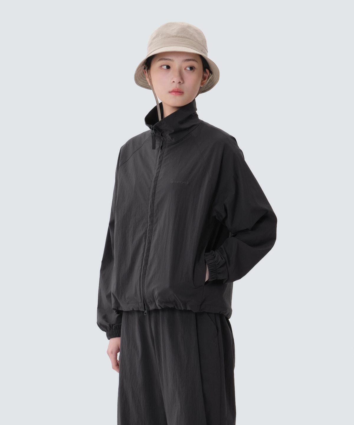 스노우피크 어패럴(SNOWPEAK APPAREL) 루트 여성 스탠드넥 바람막이 (S25MWRWB65) Charcoal