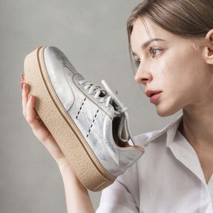 에디션 메탈릭 글로우 스니커즈 O55P137