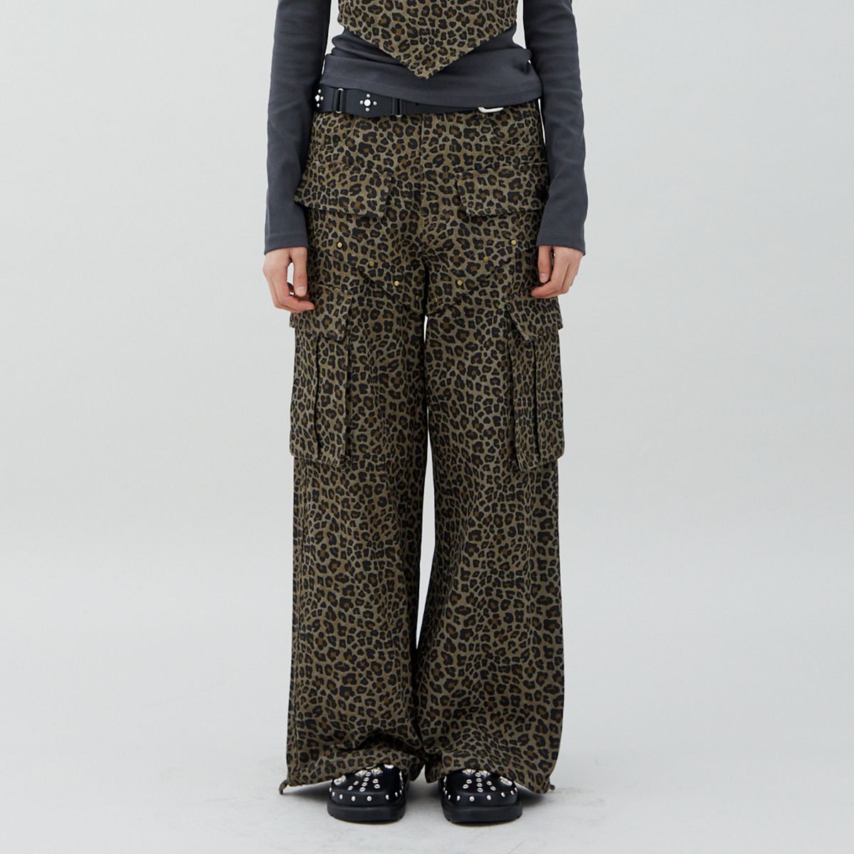 라라폭스(LALAFOX) LEOPARD PRINT RIVET POCKET POINT PANTS 레오파드 카고 팬츠 BROWN BR2WP007
