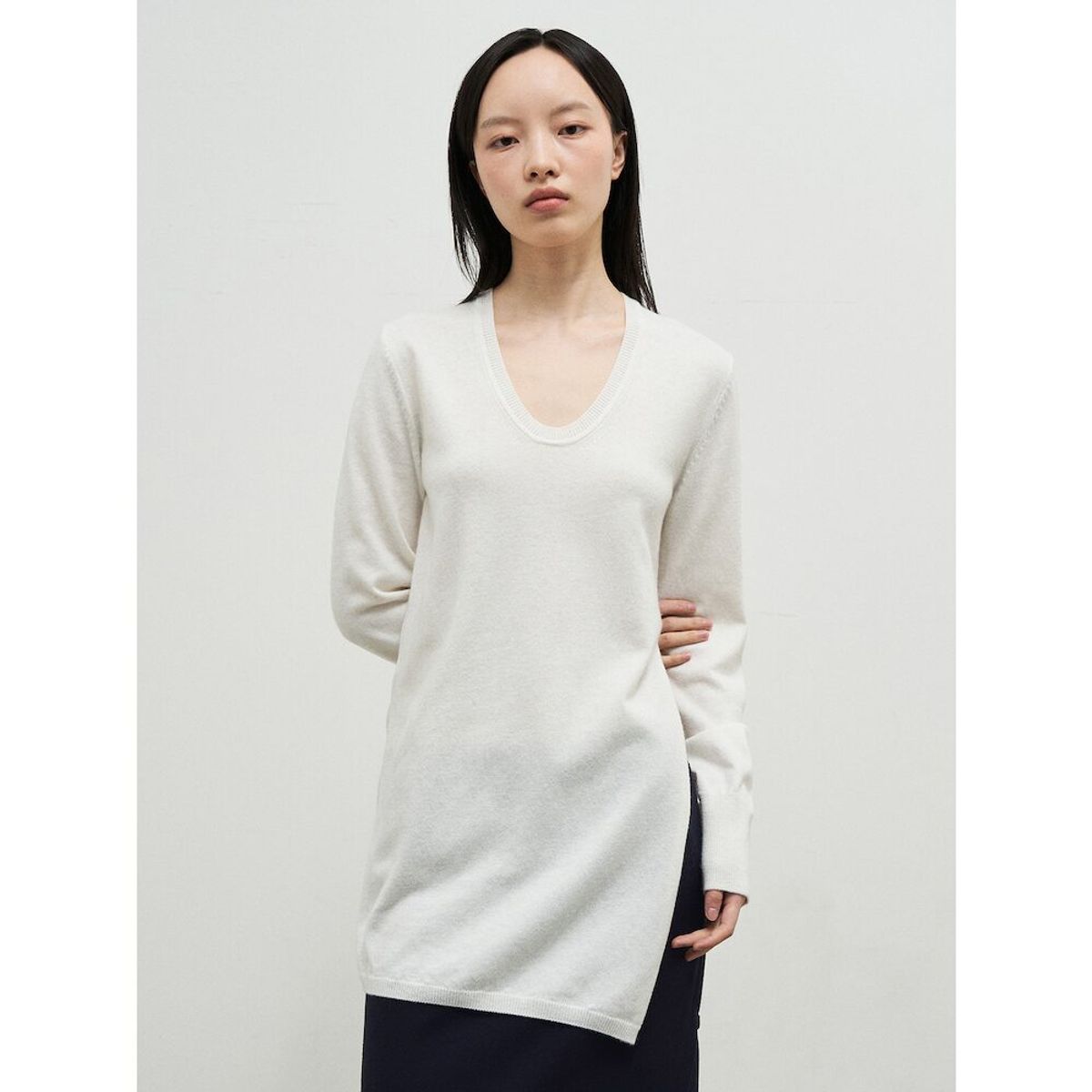 앙개(ANGGAE) U Neck Long Slit Pullover  White
