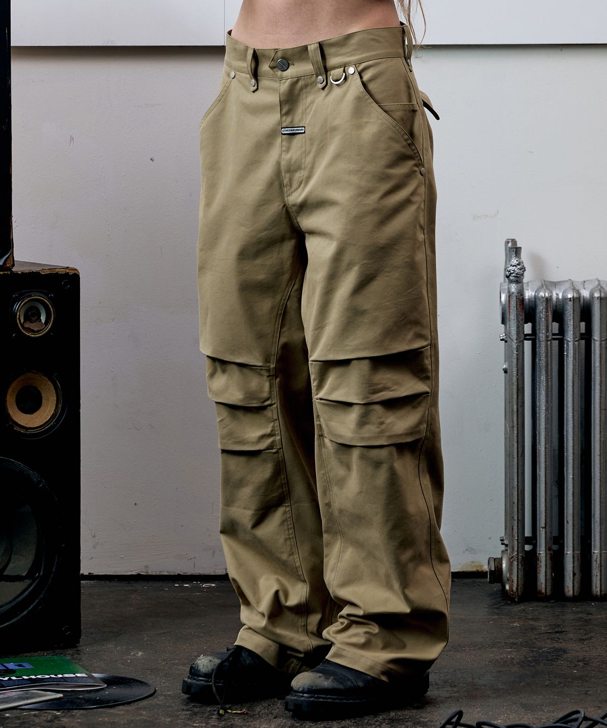 더바이닐하우스(THEVINYLHOUSE) CURVED KNEE DART PANTS BEIGE