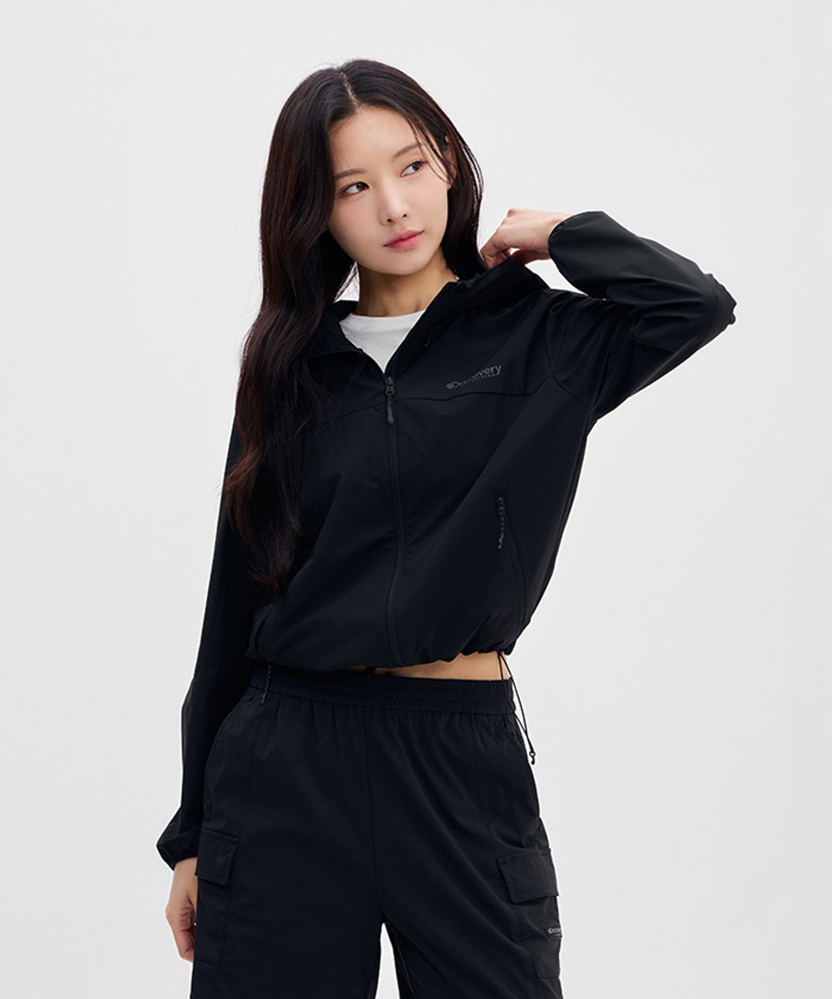 디스커버리 익스페디션(DISCOVERY EXPEDITION) 프레시벤트 여성 컬러블럭 크롭 바람막이 (BLACK)