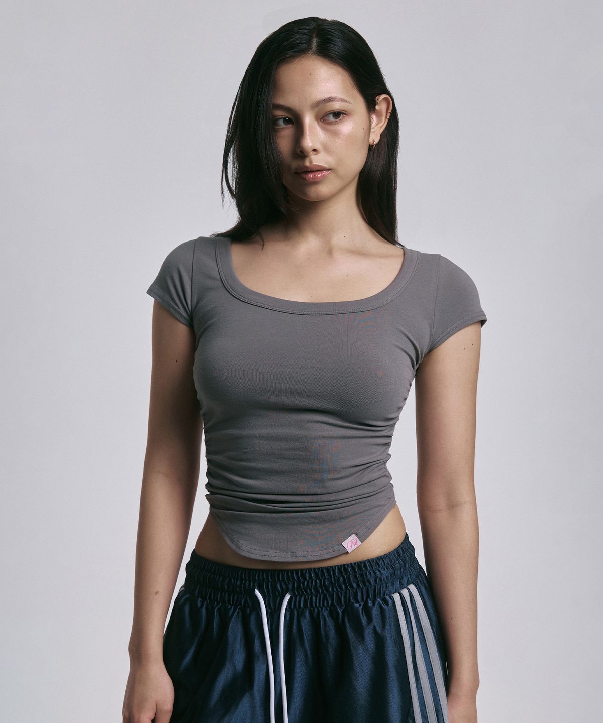 플리즈노팔로우(PLEASENOFOLLOW) New MOMO Shirring Short Top (Vintage Charcoal)