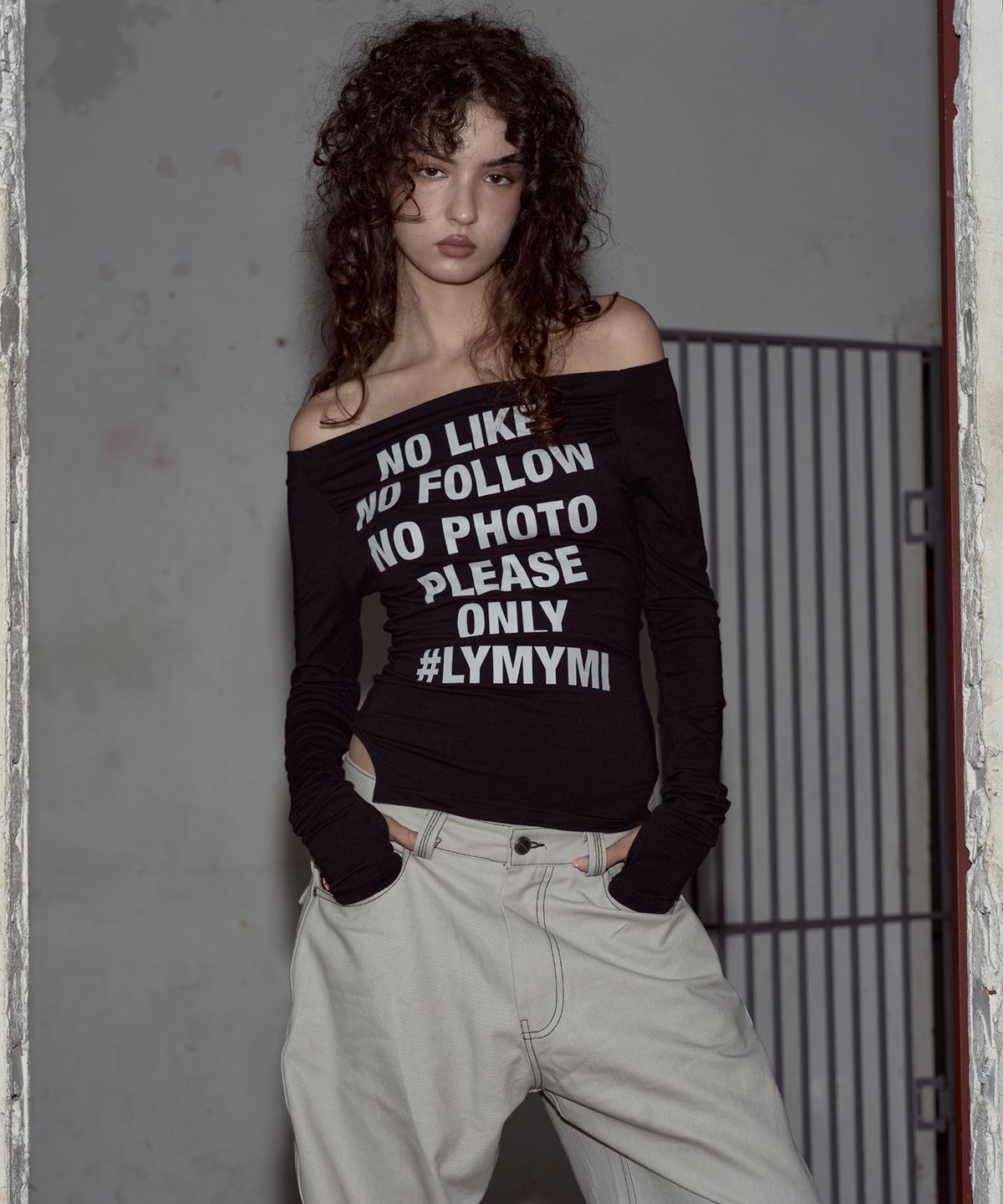 플리즈노팔로우(PLEASENOFOLLOW) Kacy Lettering Long Off-Shoulder Top (Black)