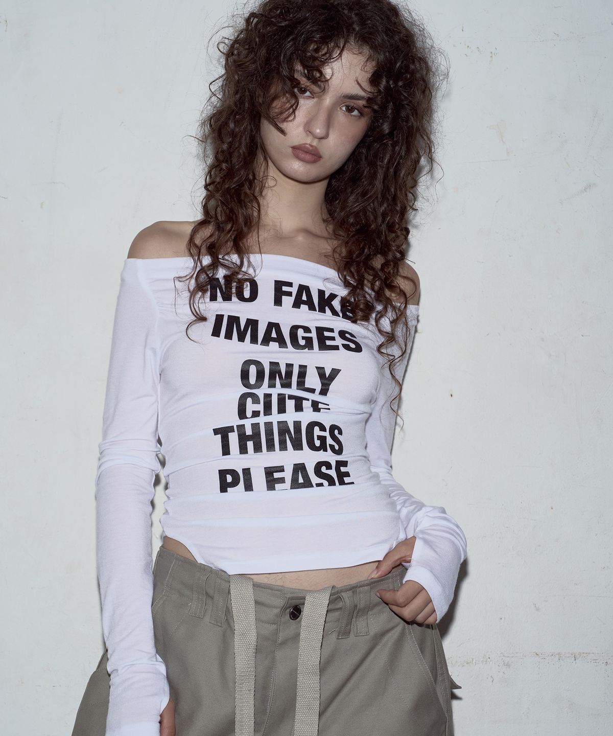 플리즈노팔로우(PLEASENOFOLLOW) Kacy Lettering Long Off-Shoulder Top (White)
