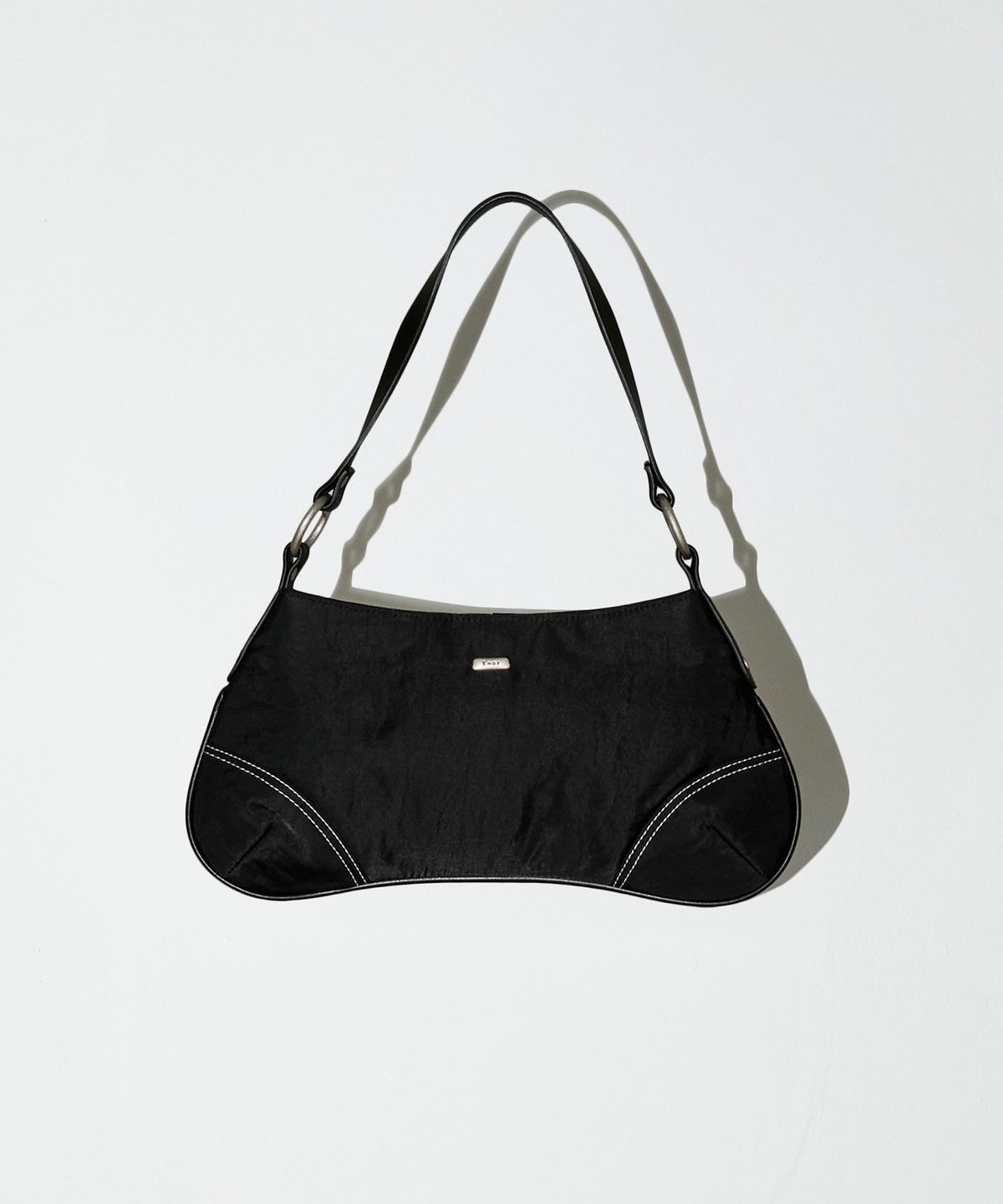 엔오르 스튜디오(ENOR STUDIO) RIVET STITCH HOBO BAG - BLACK
