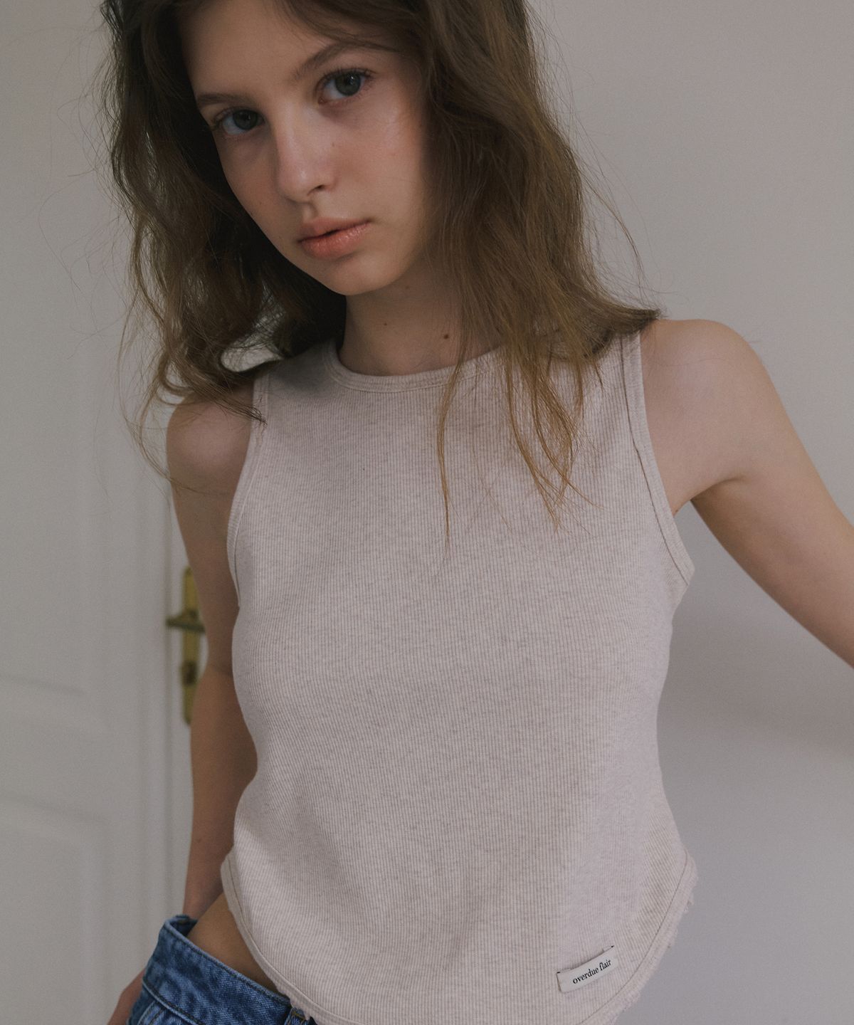 오버듀플레어(OVERDUEFLAIR) HALTER NECK LACE SLEEVELESS_OATMEAL