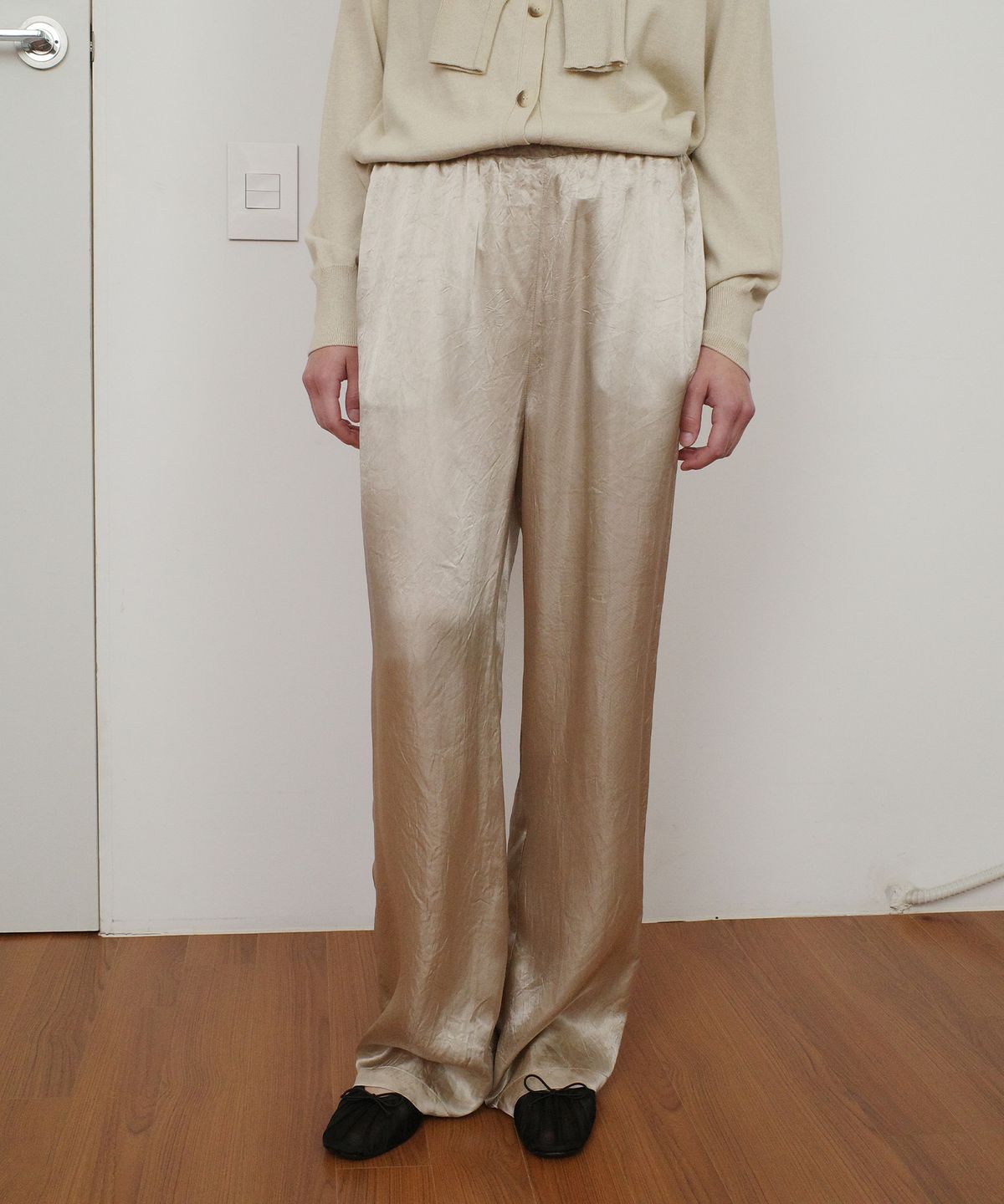 엔오르(EN OR) GLOSSY SATIN BANDING PANTS - BEIGE