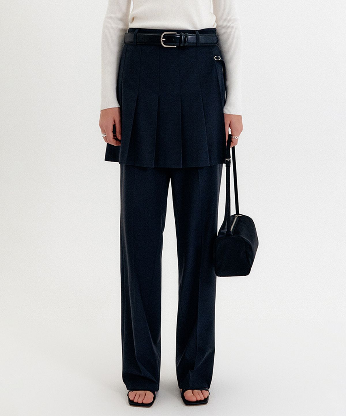 룩캐스트(LOOKAST) 볼린 플리츠 레이어드 팬츠_차콜 / BOLIN PLEATED LAYERED PANTS_CHARCOAL