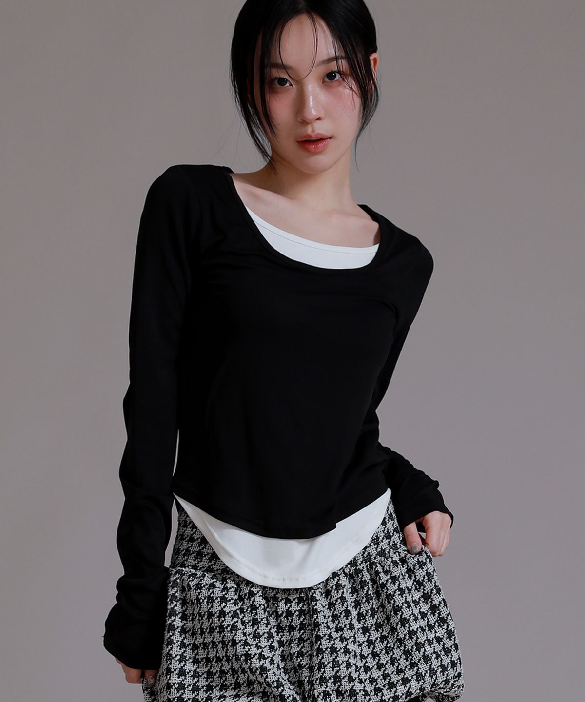 라이크더모스트(LIKE THE MOST) 슬림 사이드 오프 레이어드 티셔츠_블랙