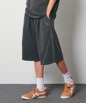 원턱 절개 피그먼트 버뮤다 쇼츠 차콜