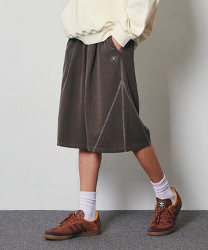 원턱 절개 피그먼트 버뮤다 쇼츠 브라운