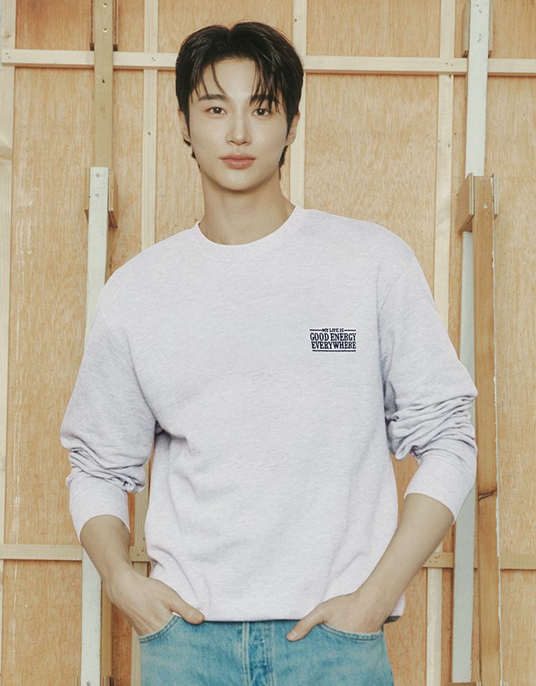[변우석착용] 남여공용 그래픽 맨투맨 025550 [4color]