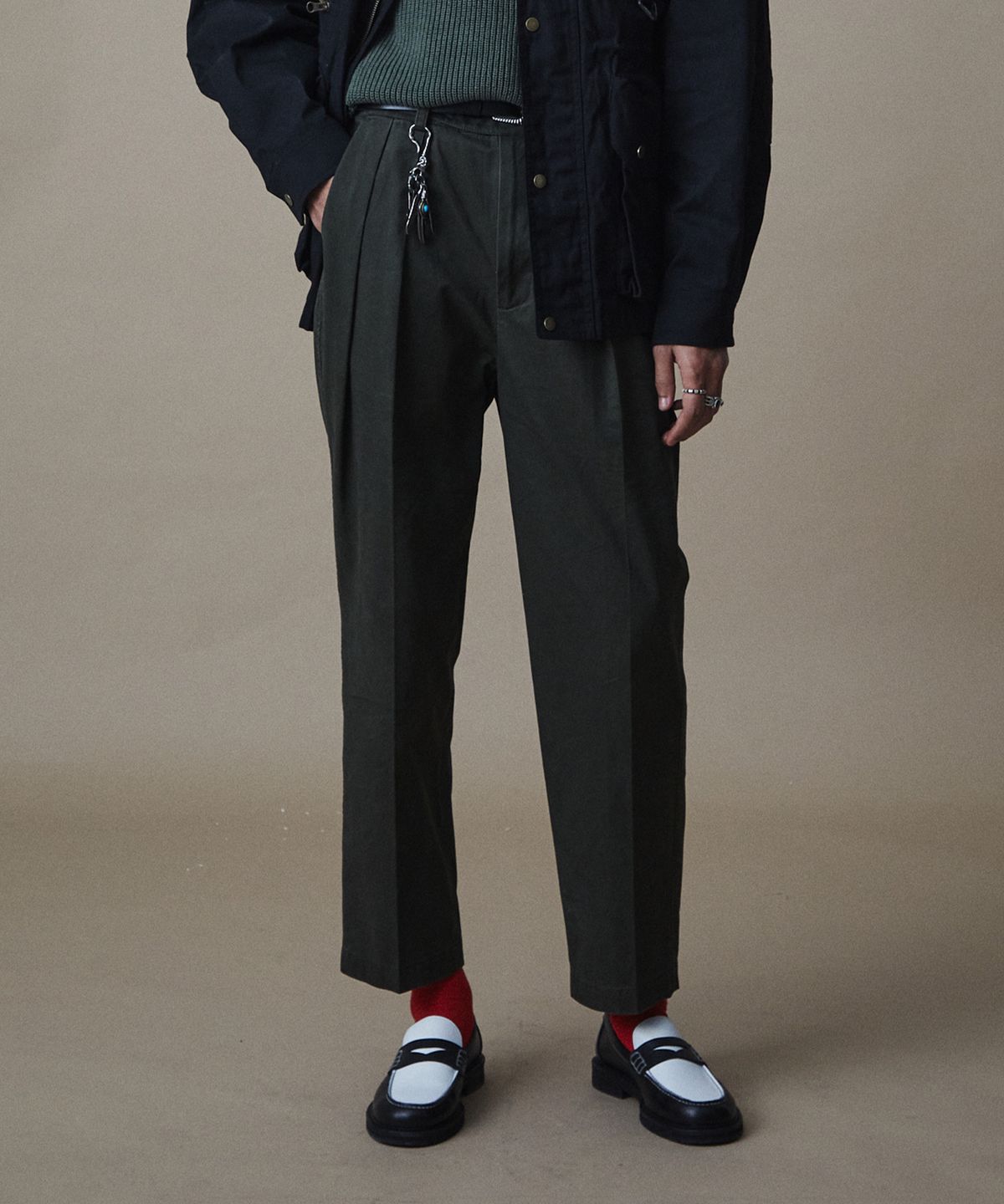 펜필드(PENFIELD) 페이디드 투턱 코튼 치노 올리브_FR1WP21U