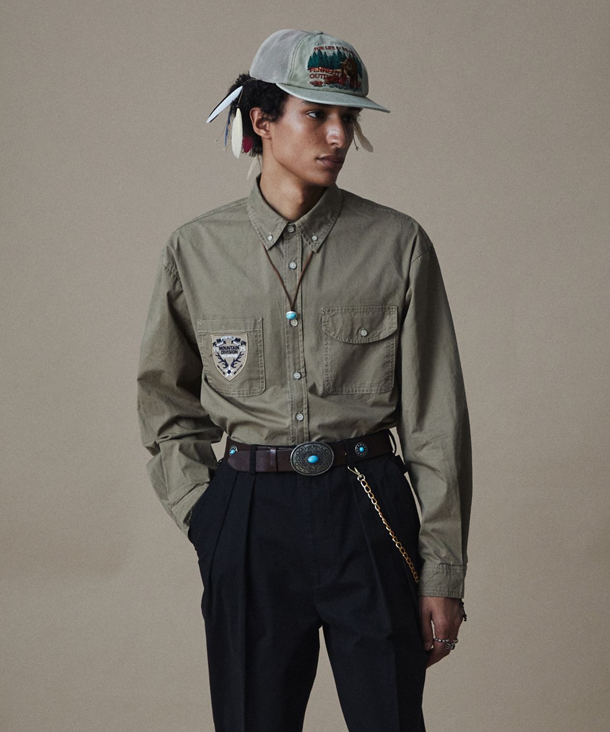 펜필드(PENFIELD) 페이디드 코튼 버튼 다운 셔츠 베이지_FR1WR11U