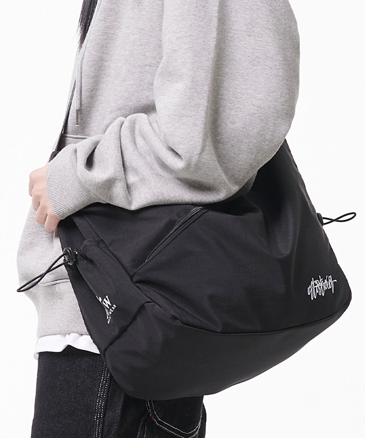 아티스트웨어(ARTISTWEAR) [ATW] 로고 하프문 크로스 슬링백