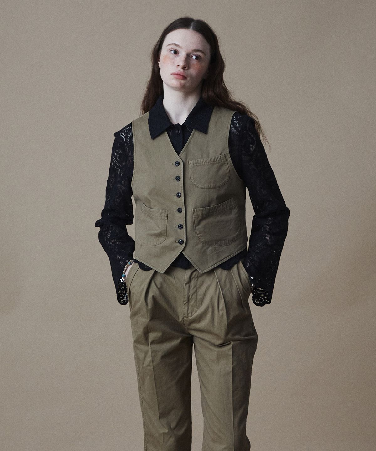 펜필드(PENFIELD) 우먼즈 시그니처 페이디드 코튼 메디발 베스트 베이지_FR2WV01F