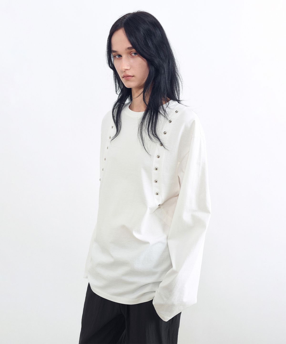 인사일런스 우먼(INSILENCE WOMEN) 스터드 롱슬리브 WHITE