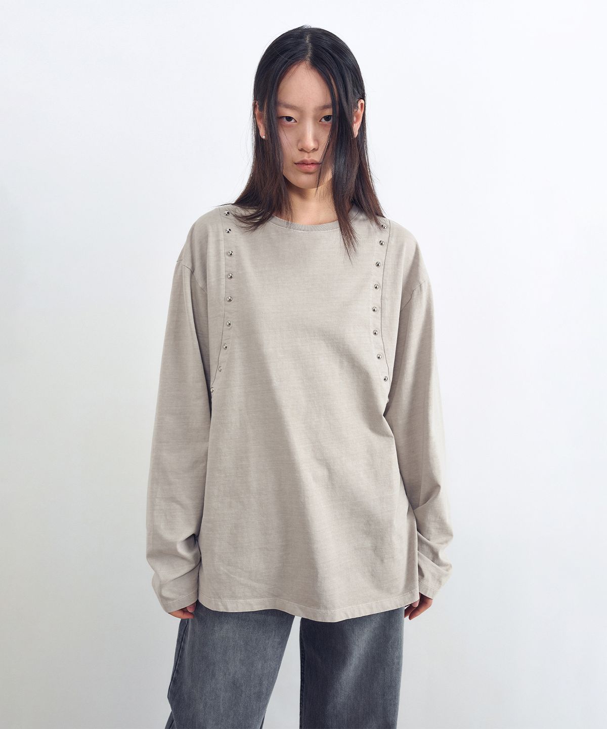 인사일런스 우먼(INSILENCE WOMEN) 스터드 롱슬리브 BEIGE