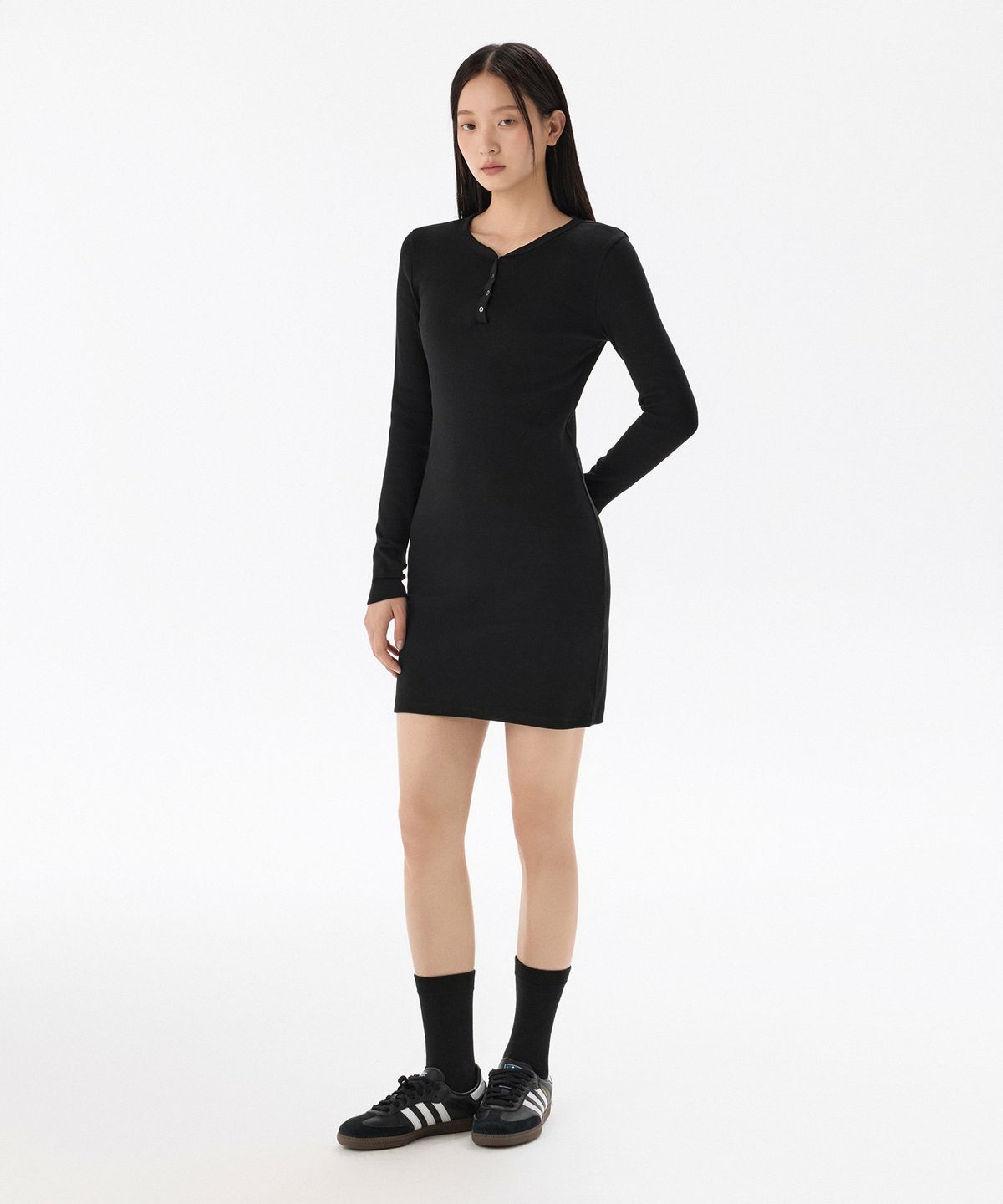 무신사 스탠다드 우먼(MUSINSA STANDARD WOMAN) 우먼즈 리브드 와이 넥 긴소매 미니 드레스 [블랙]