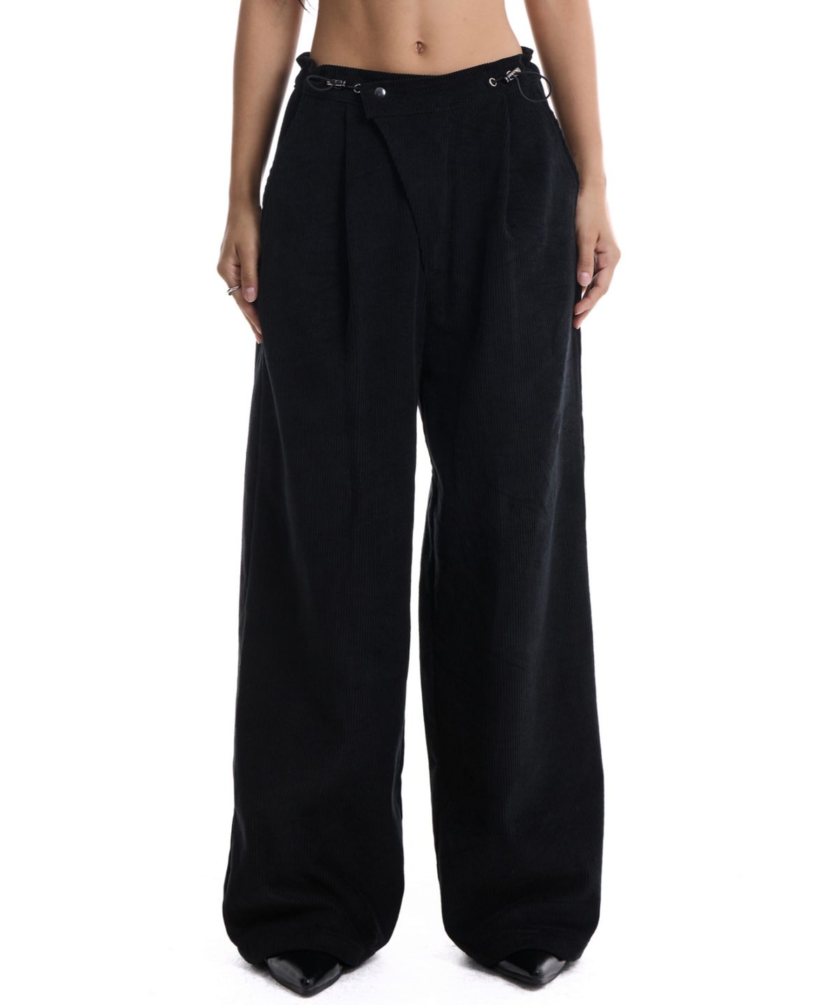 칠 하나 투 구육(71TO96) Daenggi Oblique Corduroy Pants (Black)