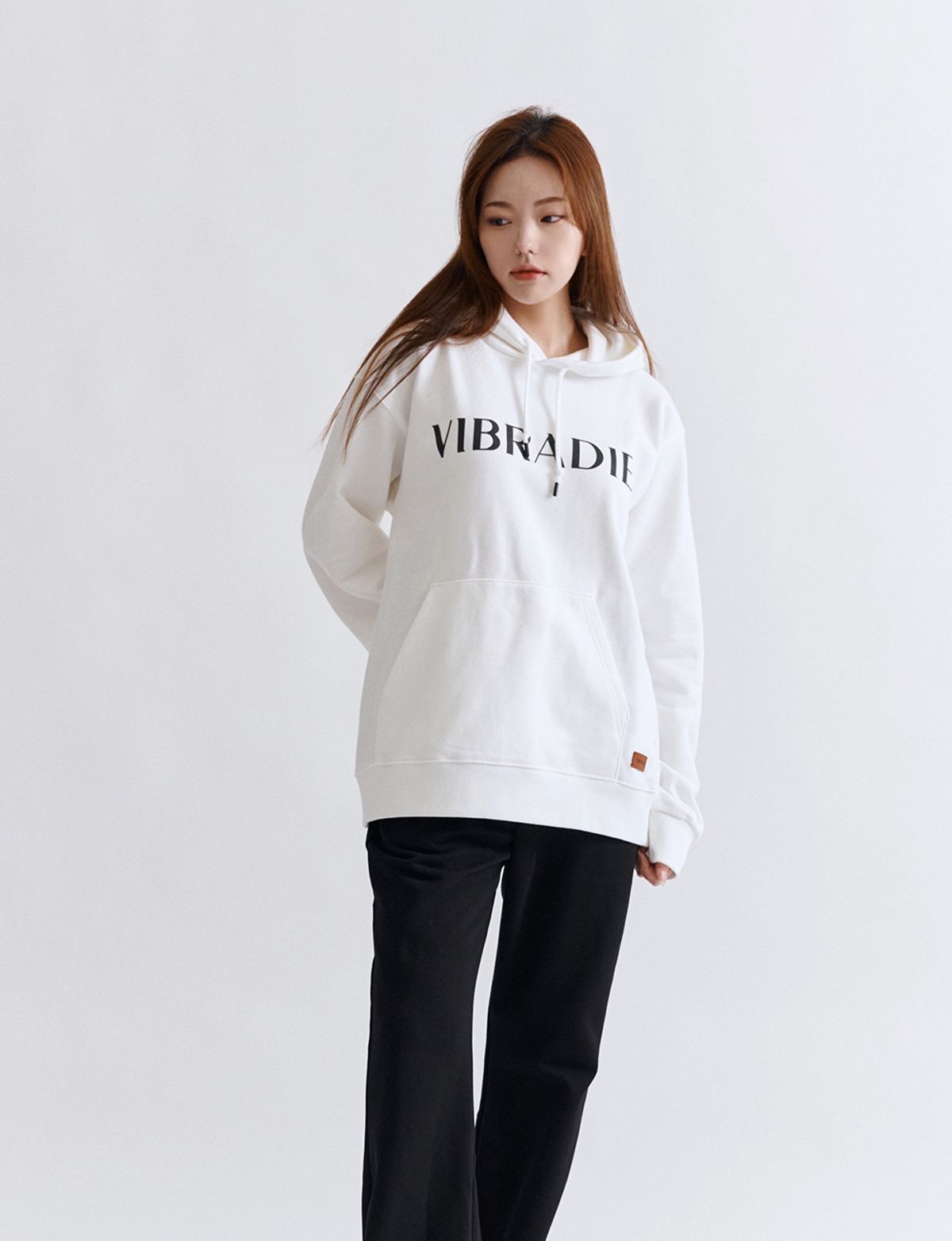 바이브라디(VIBRADIE) VB 여성 로고 화이트 후드티
