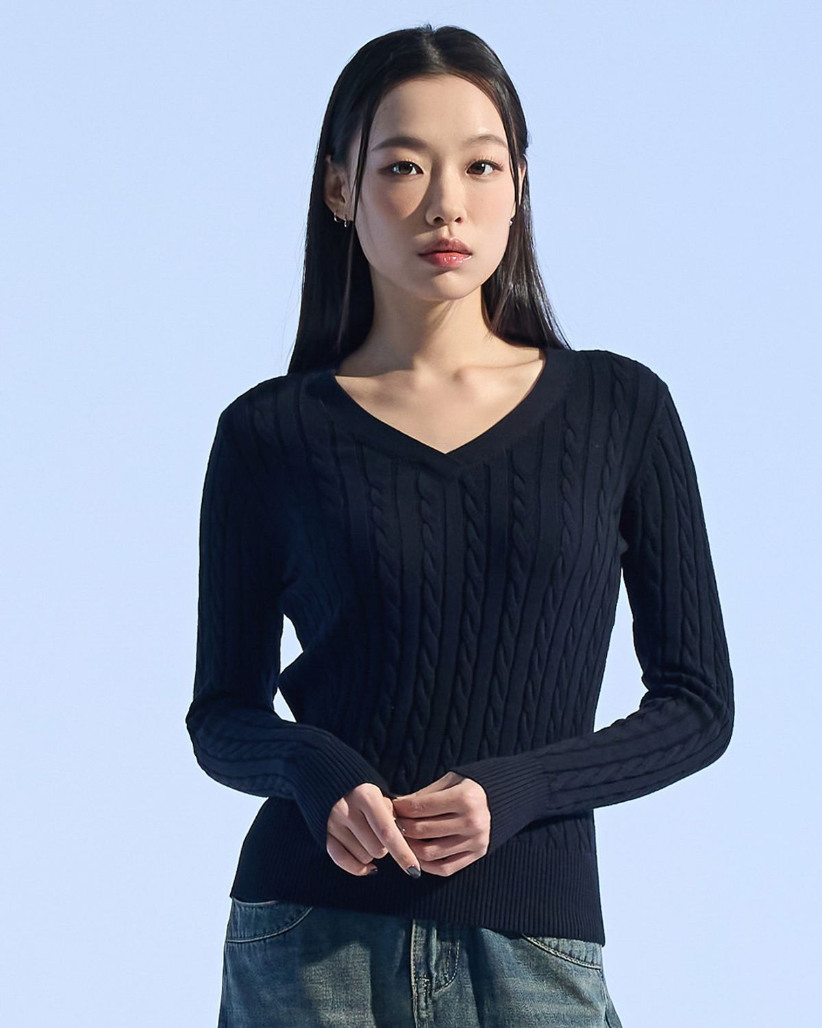 모아(MOAA) Cable Knit V-Neck Sweater (BLACK)