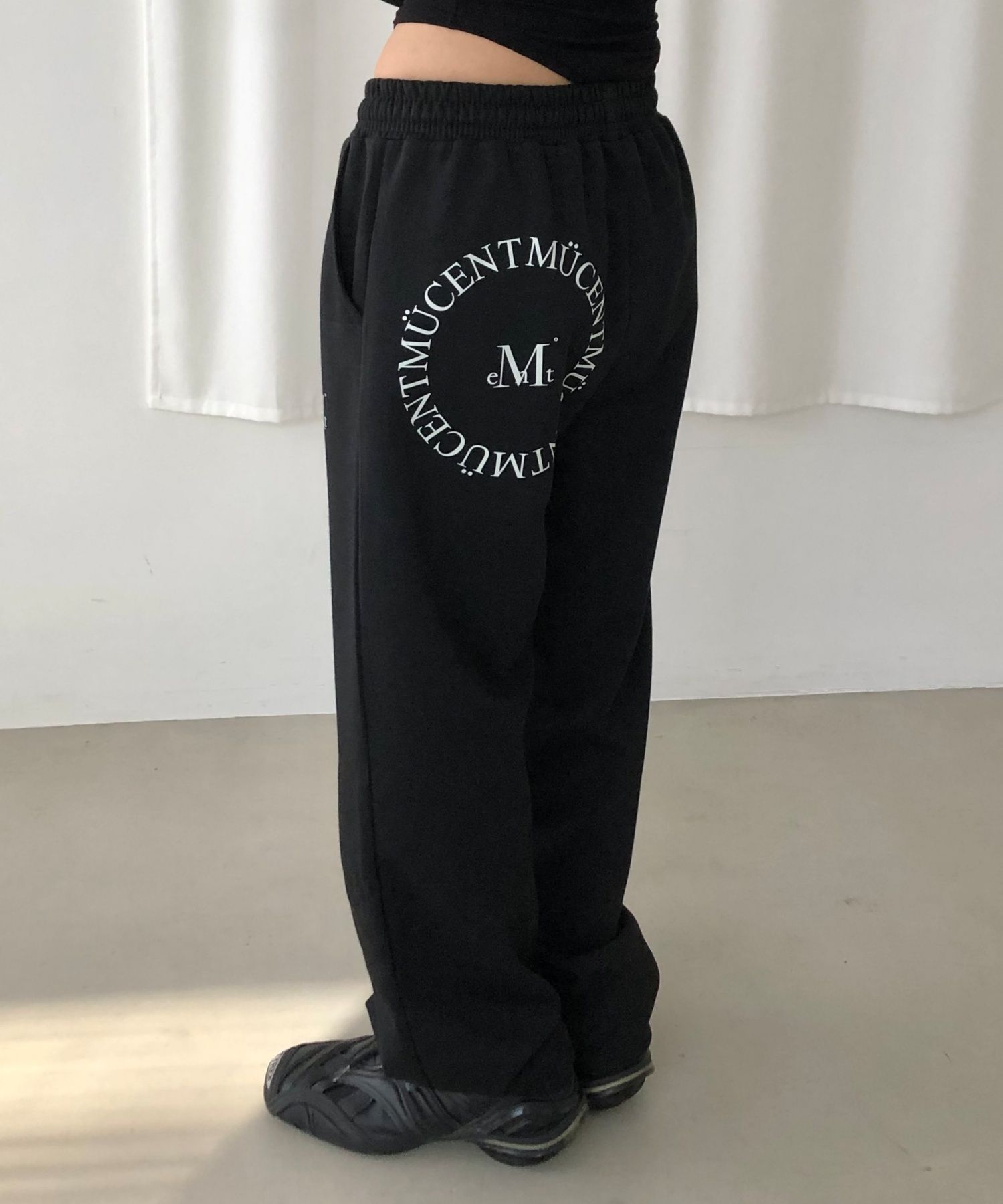 ★MUCENT★ Signature Heart Lettering Back Logo Sweatpants Un MUSINSA | MUCENT Signature Heart Lettering Back Logo