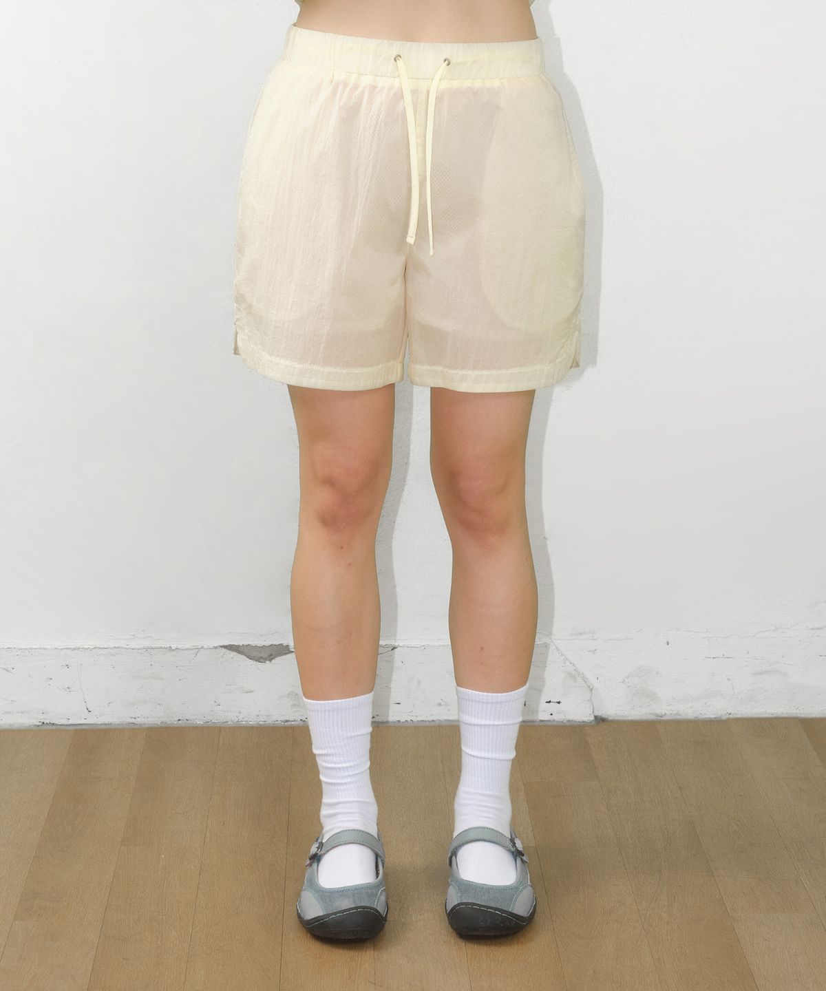 아메스 월드와이드(AMES-WORLDWIDE) SHEER NYLON SHORTS CREAM