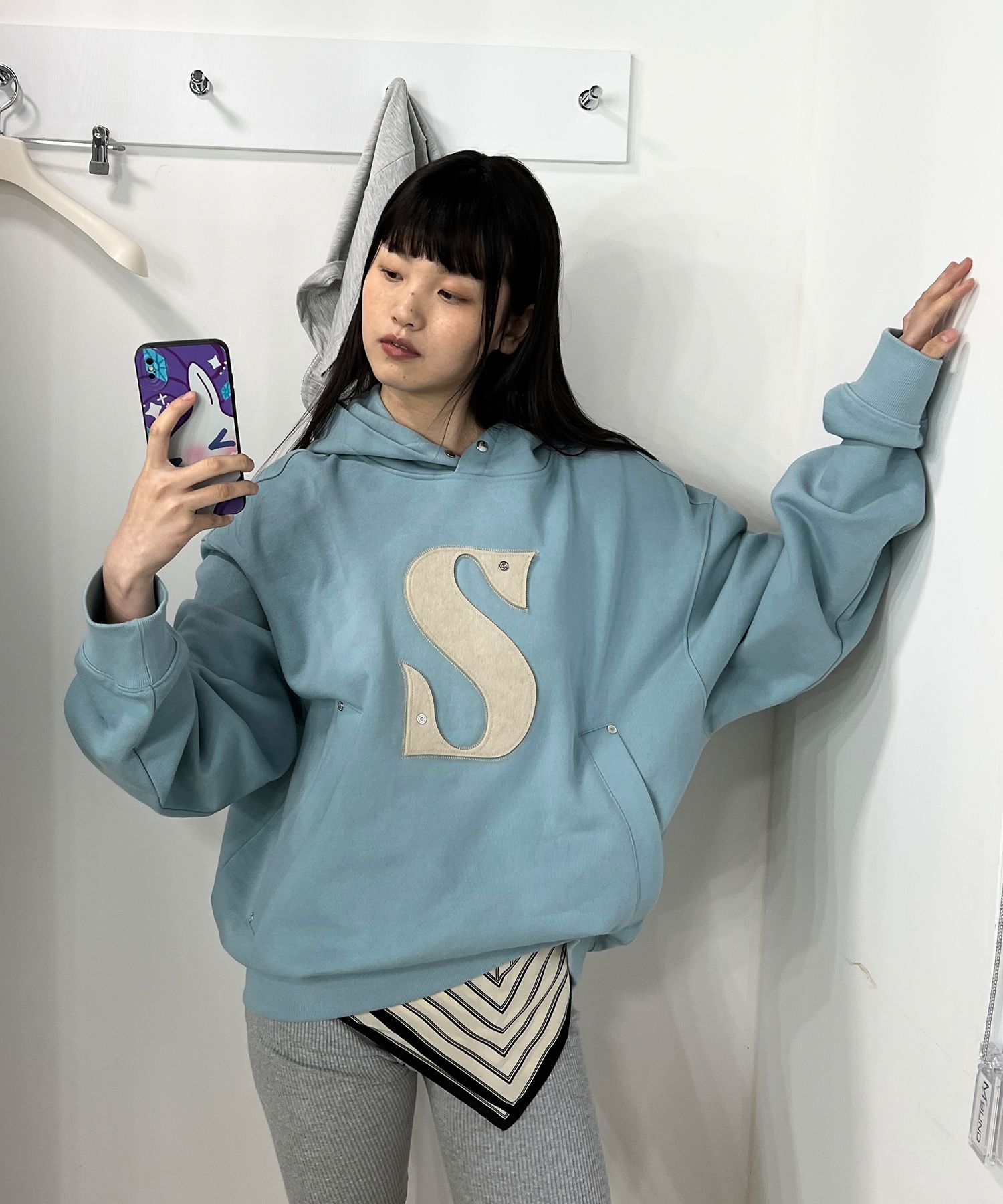 MUSINSA | SATUR Rivet Applique Pocket Logo Hood Fog Blue
