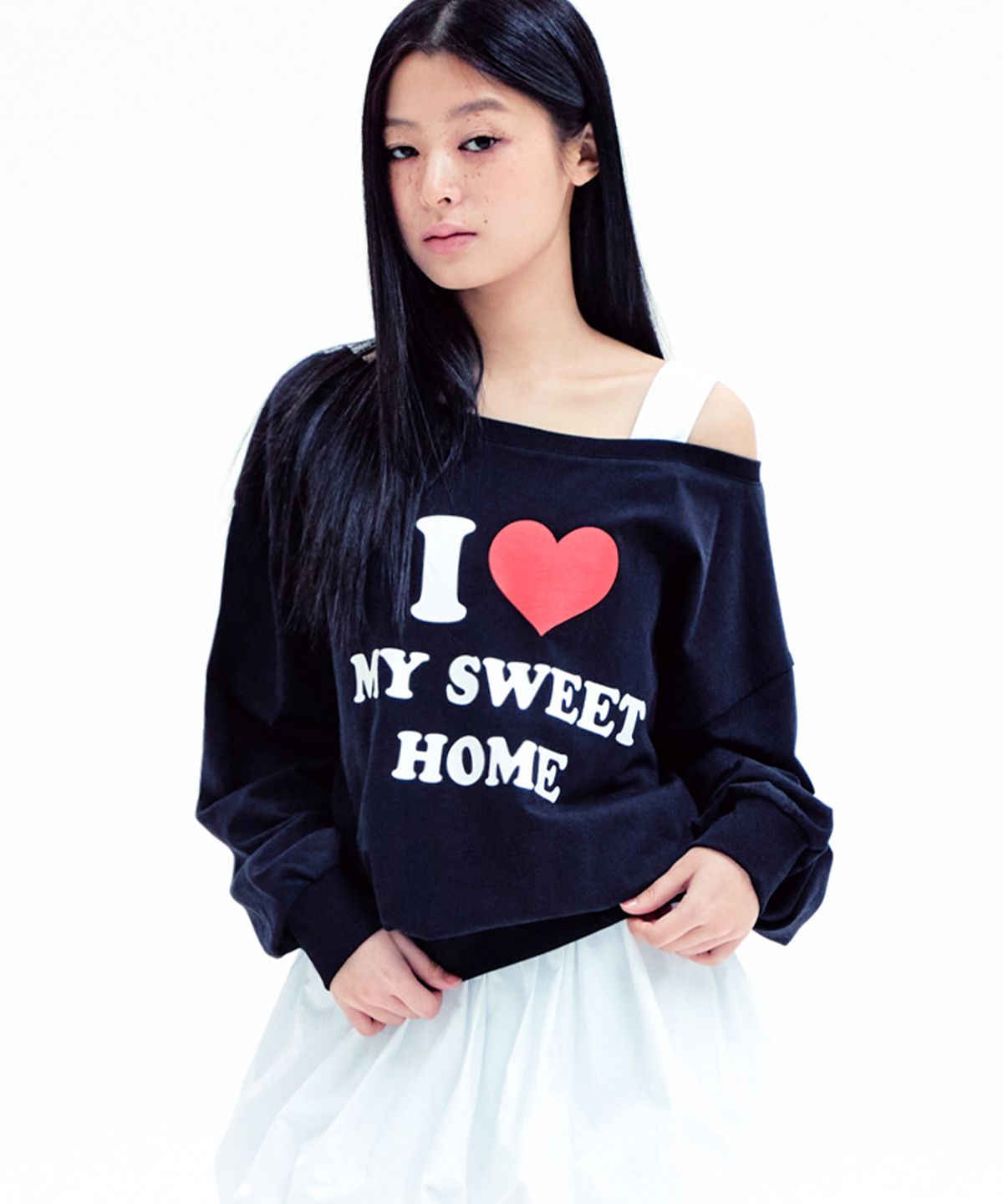 유희(YOUHEE) I LOVE OFF SHOULDER SWEATSHIRTS BLACK
