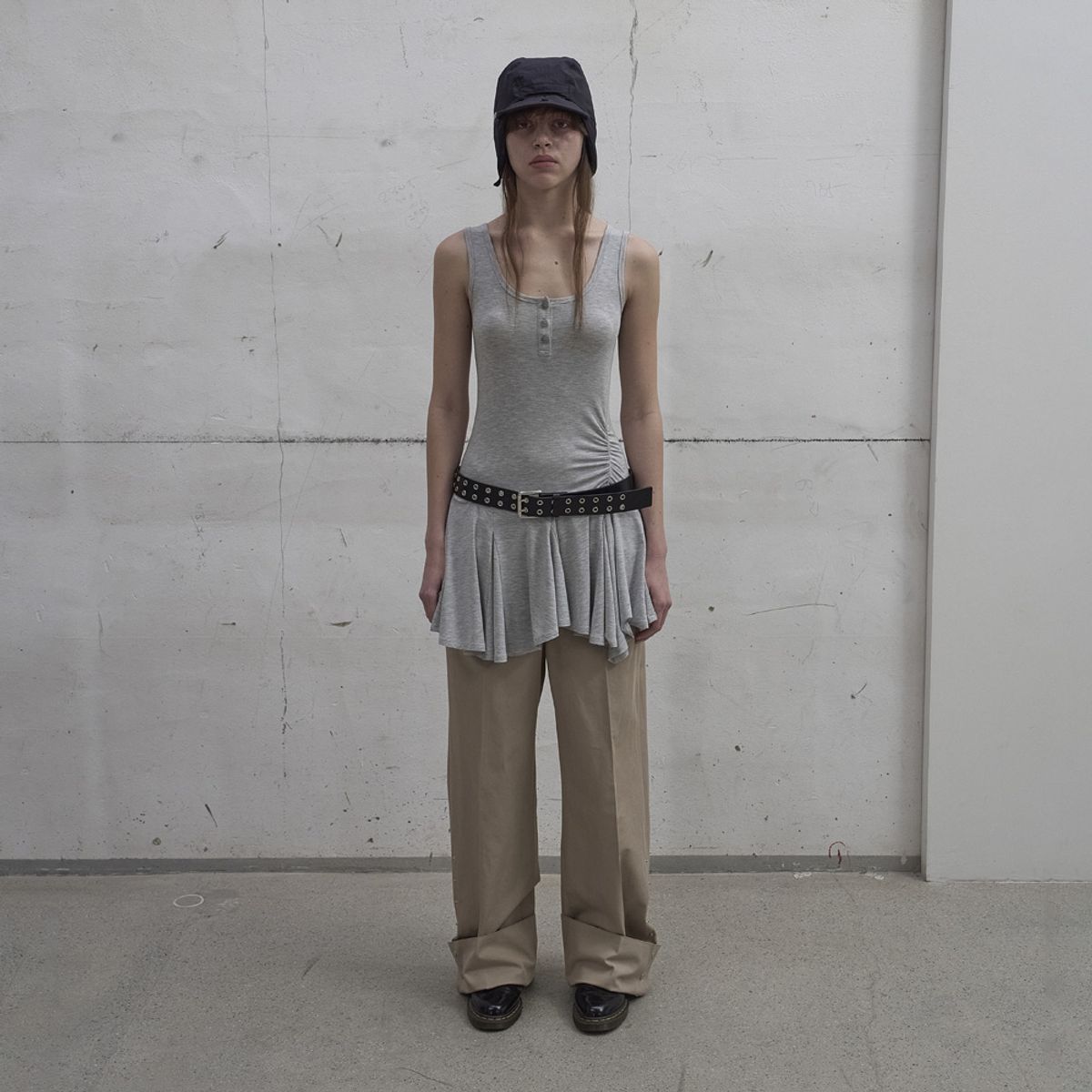 엘씨디씨티엠(LCDC™) FRILL SLEEVELESS TOP (GREY)