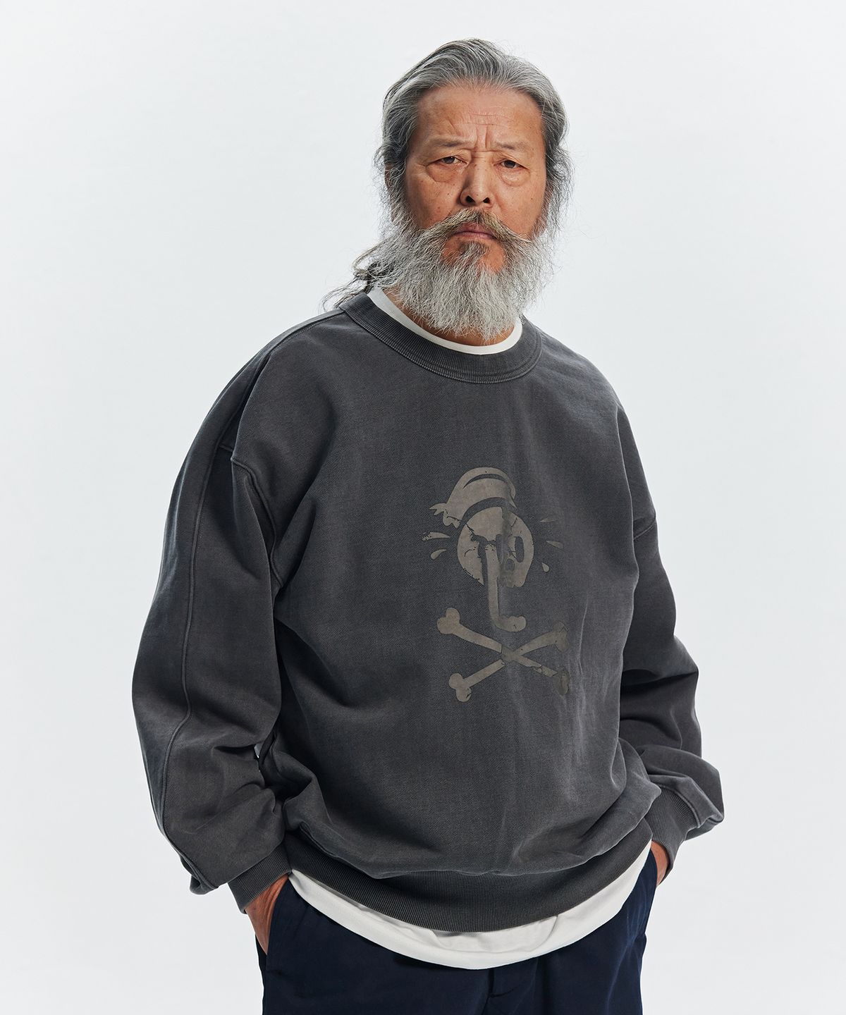 프리즘웍스(FRIZMWORKS) BLACK FLAG PIGMENT DYEING SWEATSHIRT _ CHARCOAL