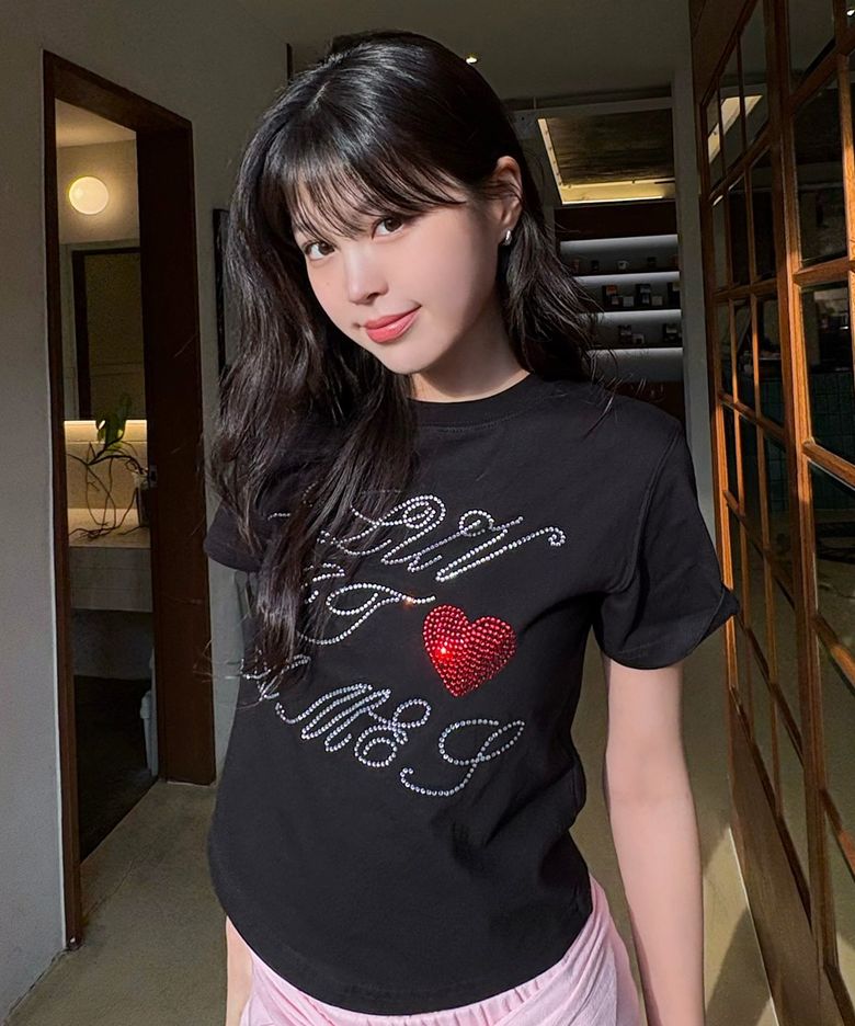 AMES HOTFIX CROP TEE BLACK