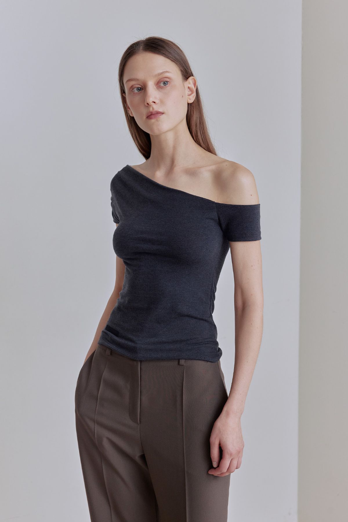 애프터아워즈(AFTERHOURS) UNBALANCED ONE-SHOULDER TOP (CHARCOAL )