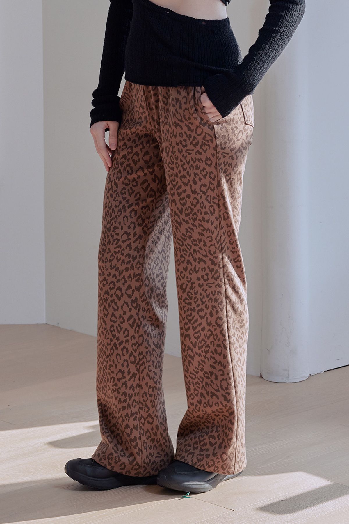애프터아워즈(AFTERHOURS) LEOPARD BOOTS CUT BANDING PANTS (BROWN)
