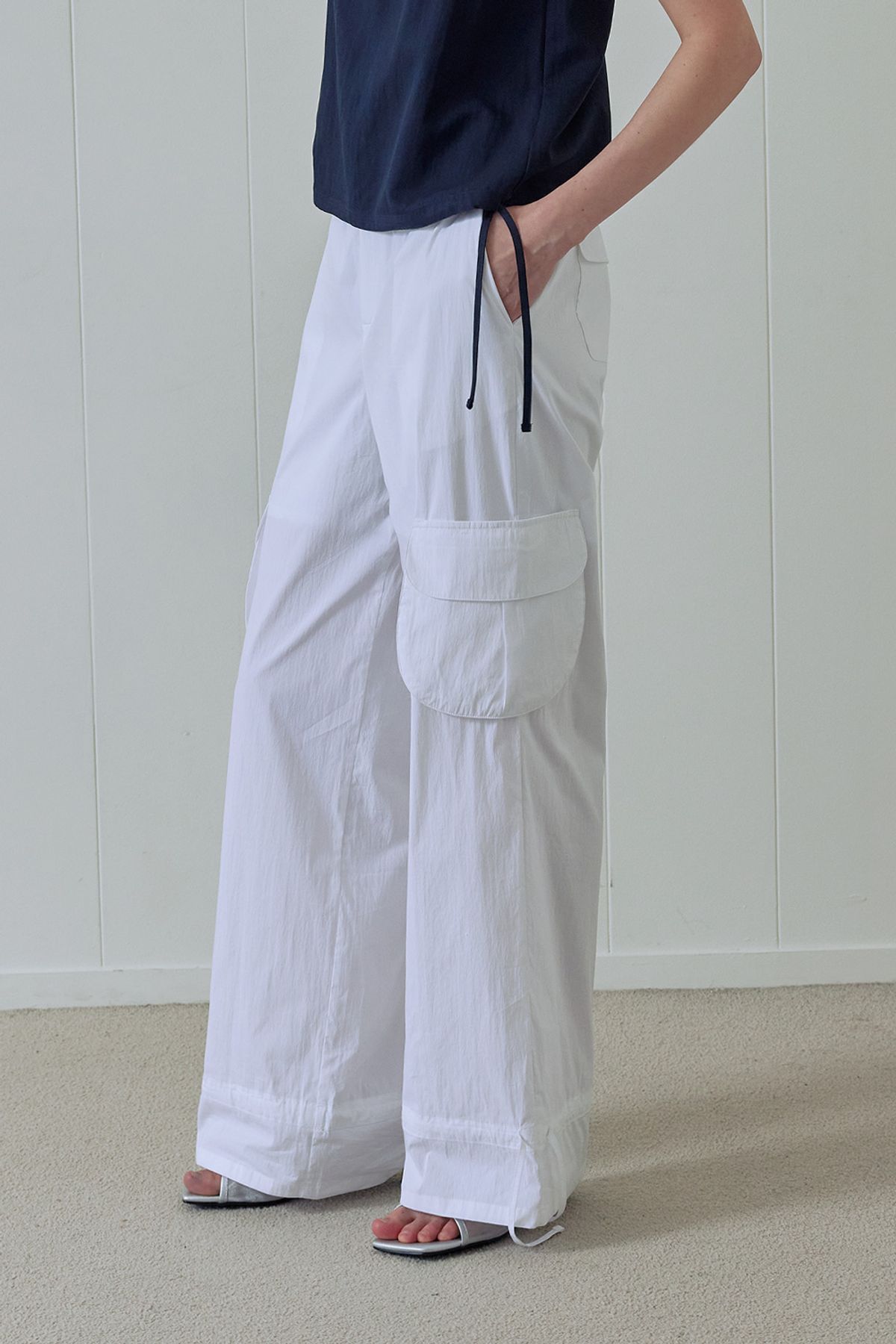 애프터아워즈(AFTERHOURS) DRAWSTRING PARACHUTE CARGO PANTS (WHITE)