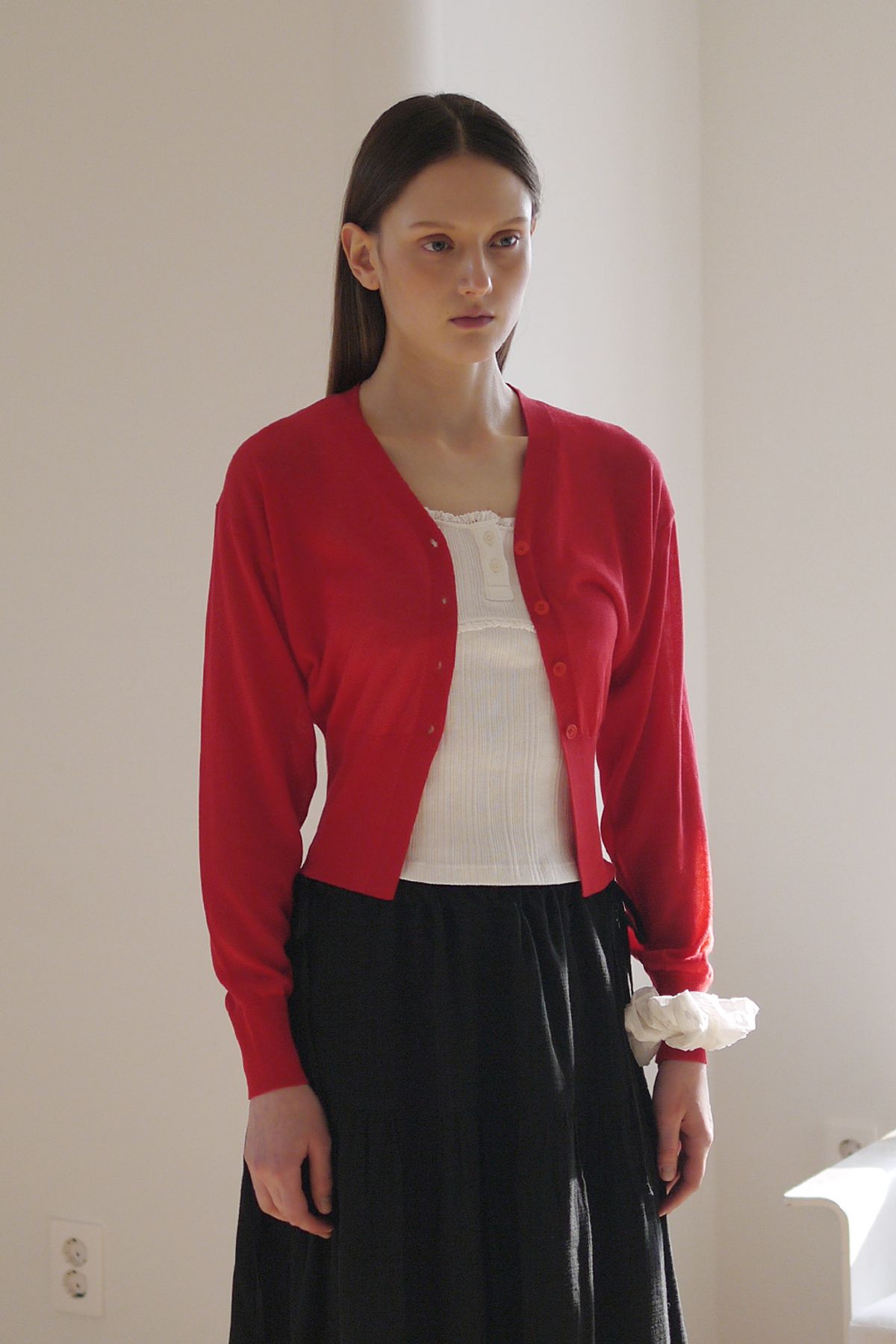 애프터아워즈(AFTERHOURS) ECOVERO V-NECK FITTED CARDIGAN (RED)