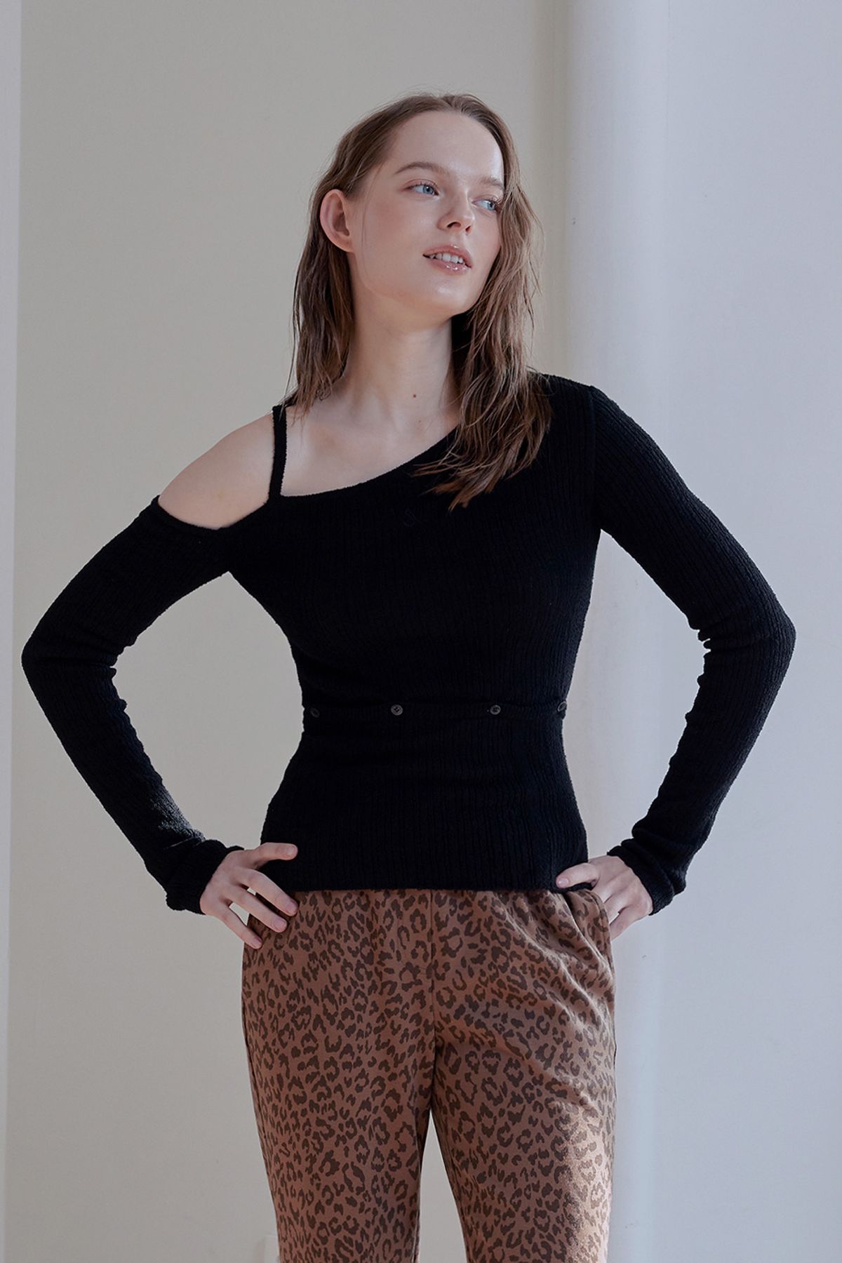 애프터아워즈(AFTERHOURS) TWO WAY RIBBED OFF SHOULDER KNIT TOP V2 (BLACK)