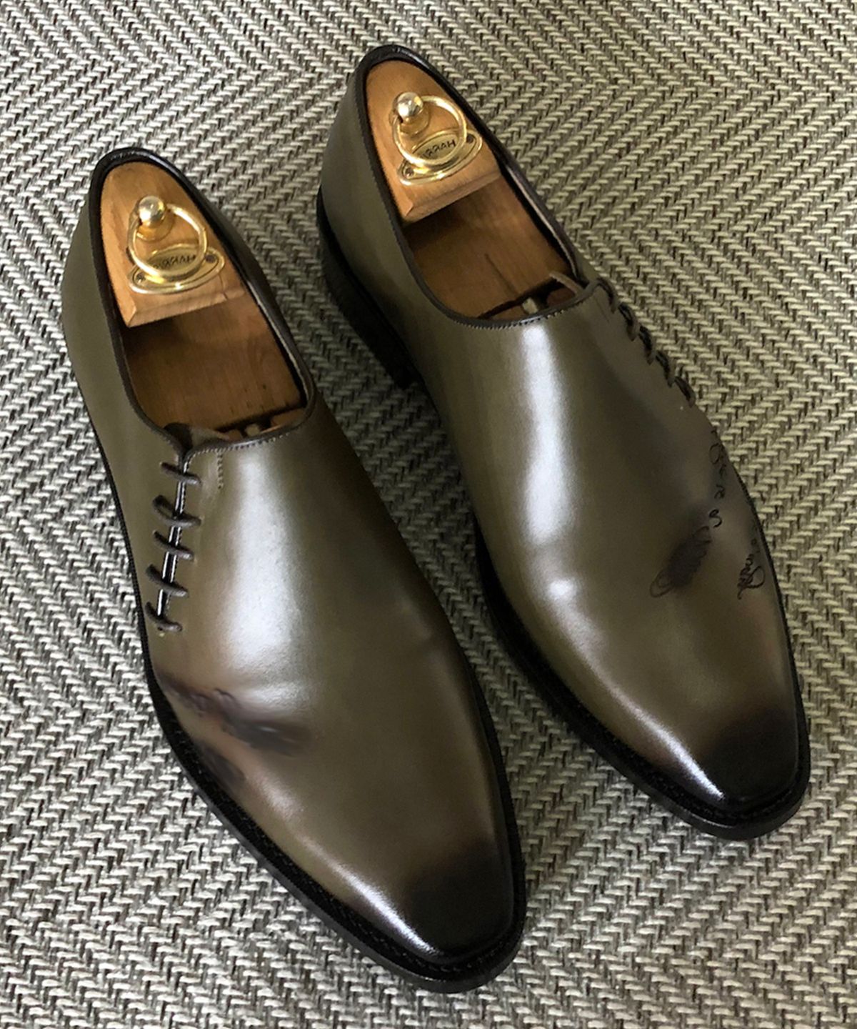 조앤슈(JOENSHOE) 카미유 사이드스트랩 각인 홀컷 올리브