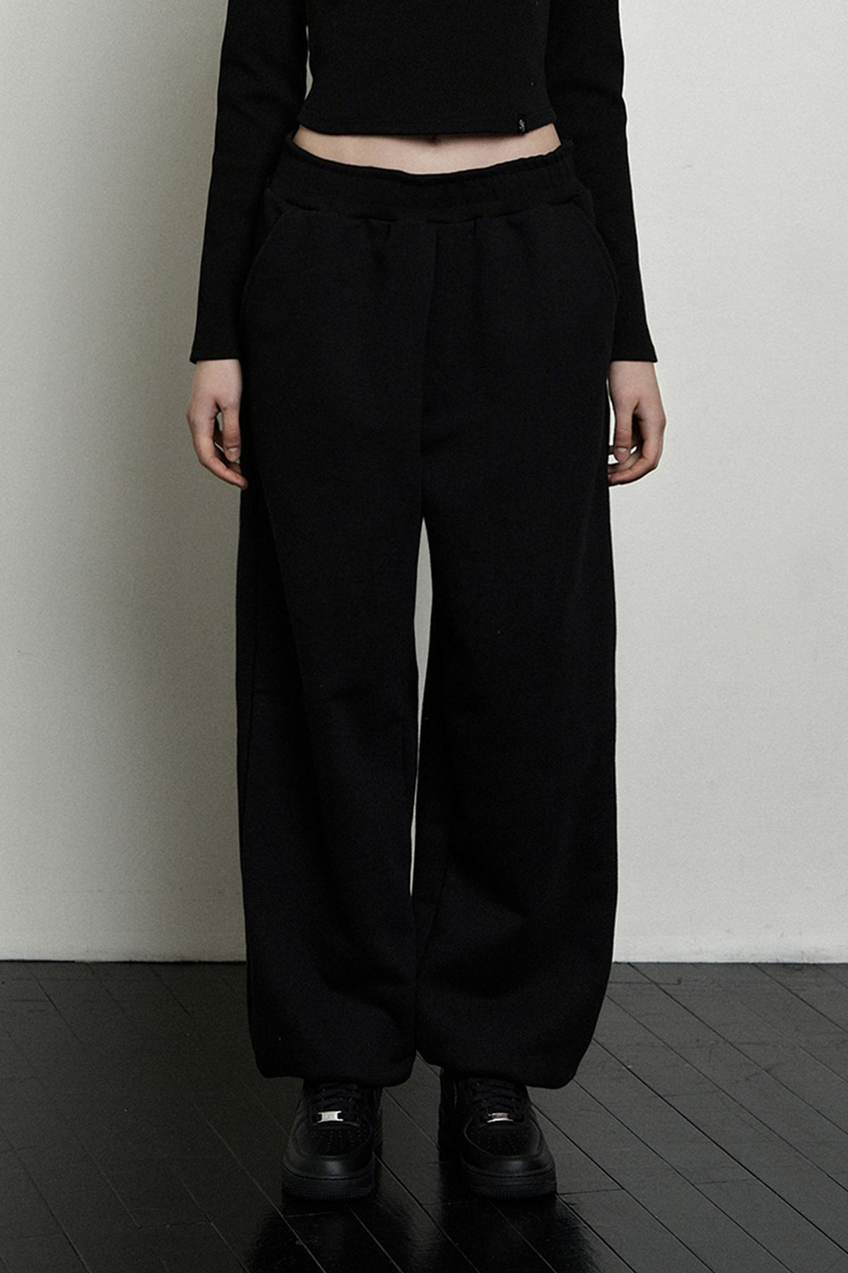 시너진(SYNERJYN) PLAIN BASIC SWEATPANTS BLACK