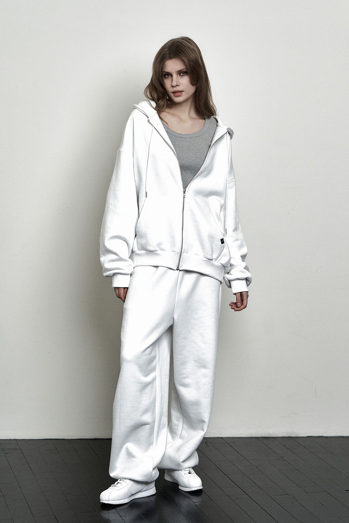 시너진(SYNERJYN) PLAIN BASIC SWEATPANTS WHITE