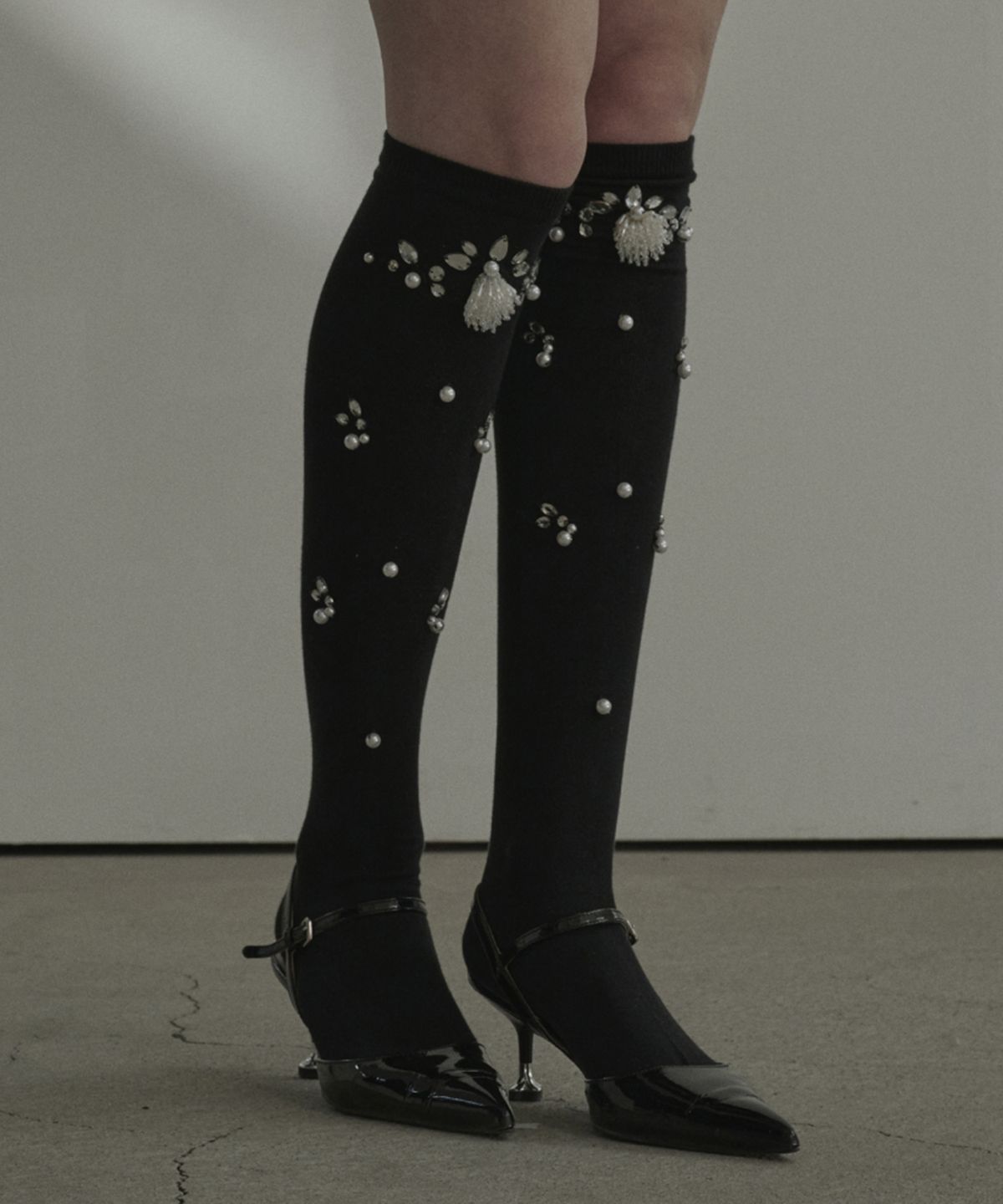 마우솔레움(MAU SOLEUM) Pearl Knee High Socks - Black,Grey